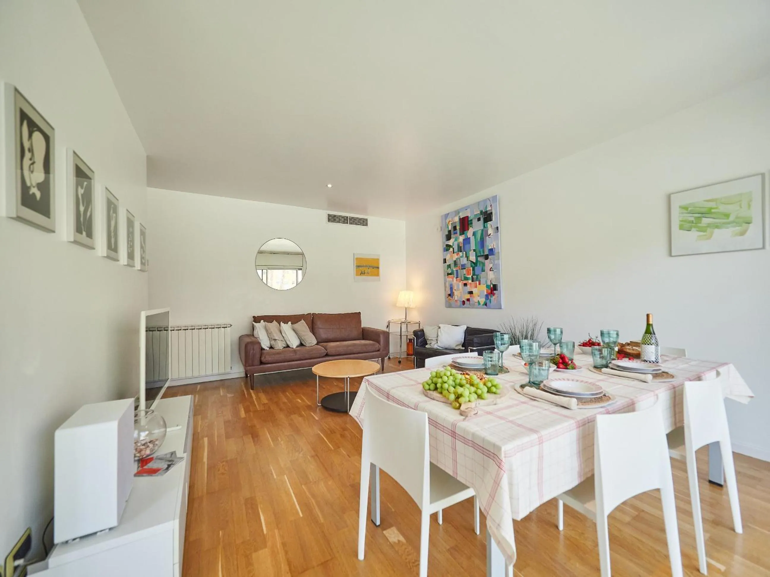 Dining area in BarcelonaForRent Vila Olimpica Pool Suites