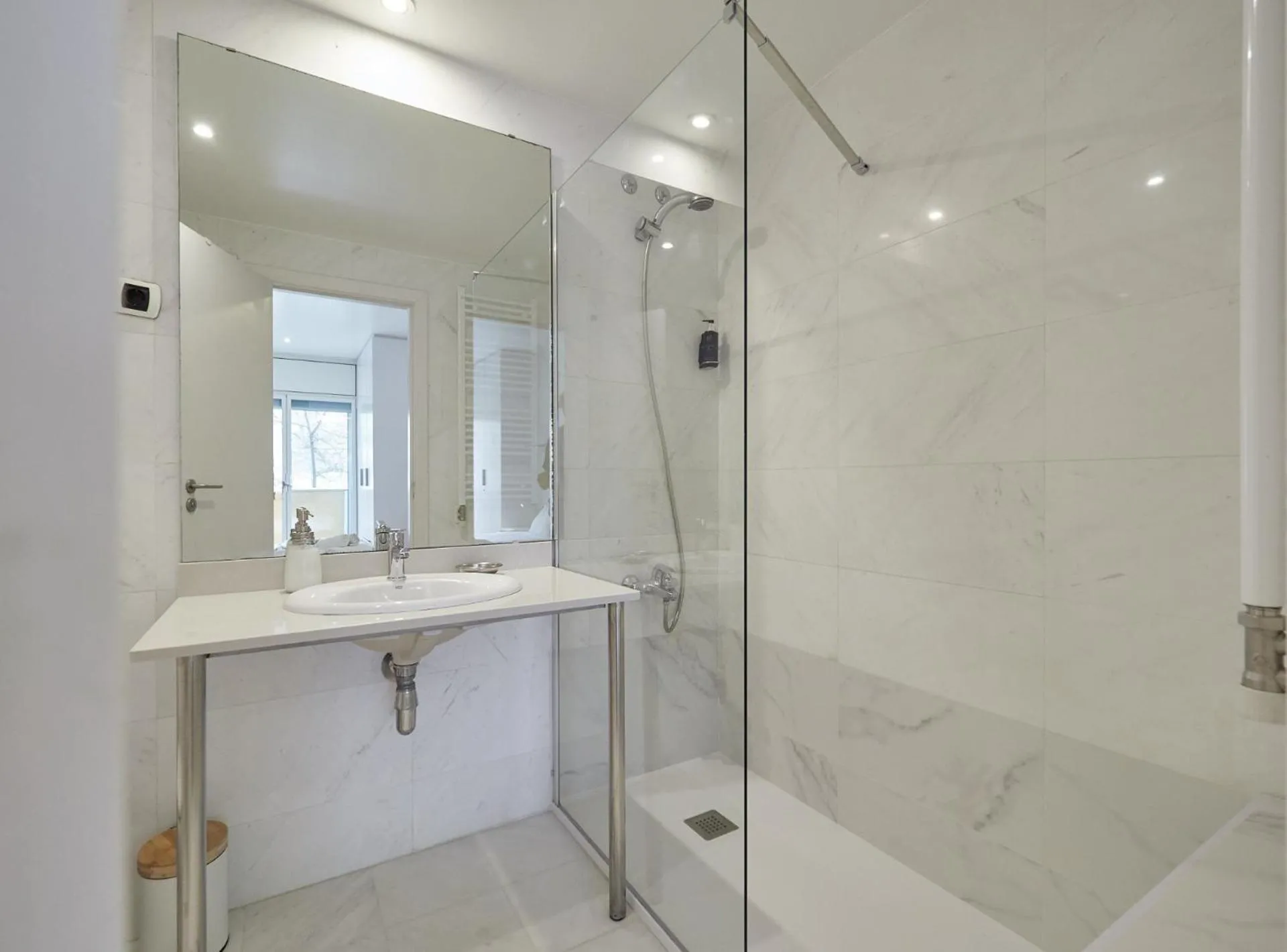 Shower in BarcelonaForRent Vila Olimpica Pool Suites