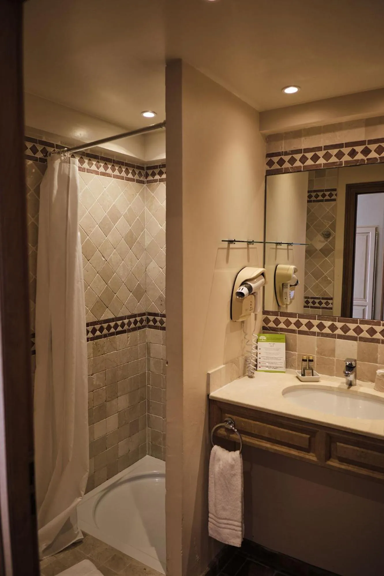 Shower in Hostellerie de la Tour d'Auxois