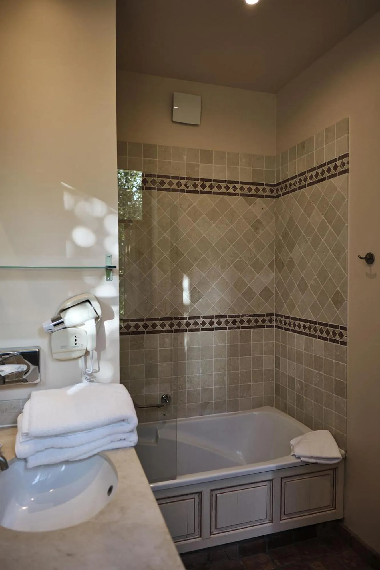 Bathroom in Hostellerie de la Tour d'Auxois