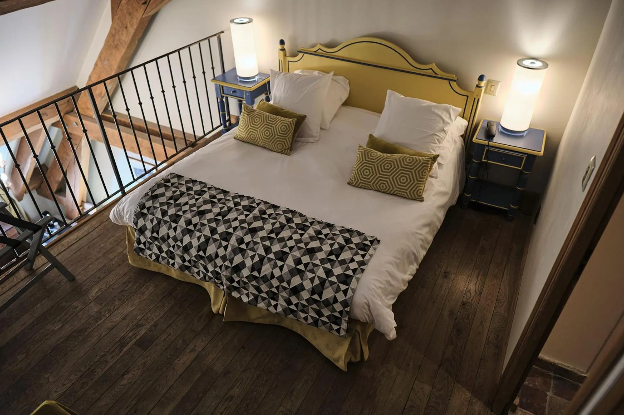 Bed in Hostellerie de la Tour d'Auxois