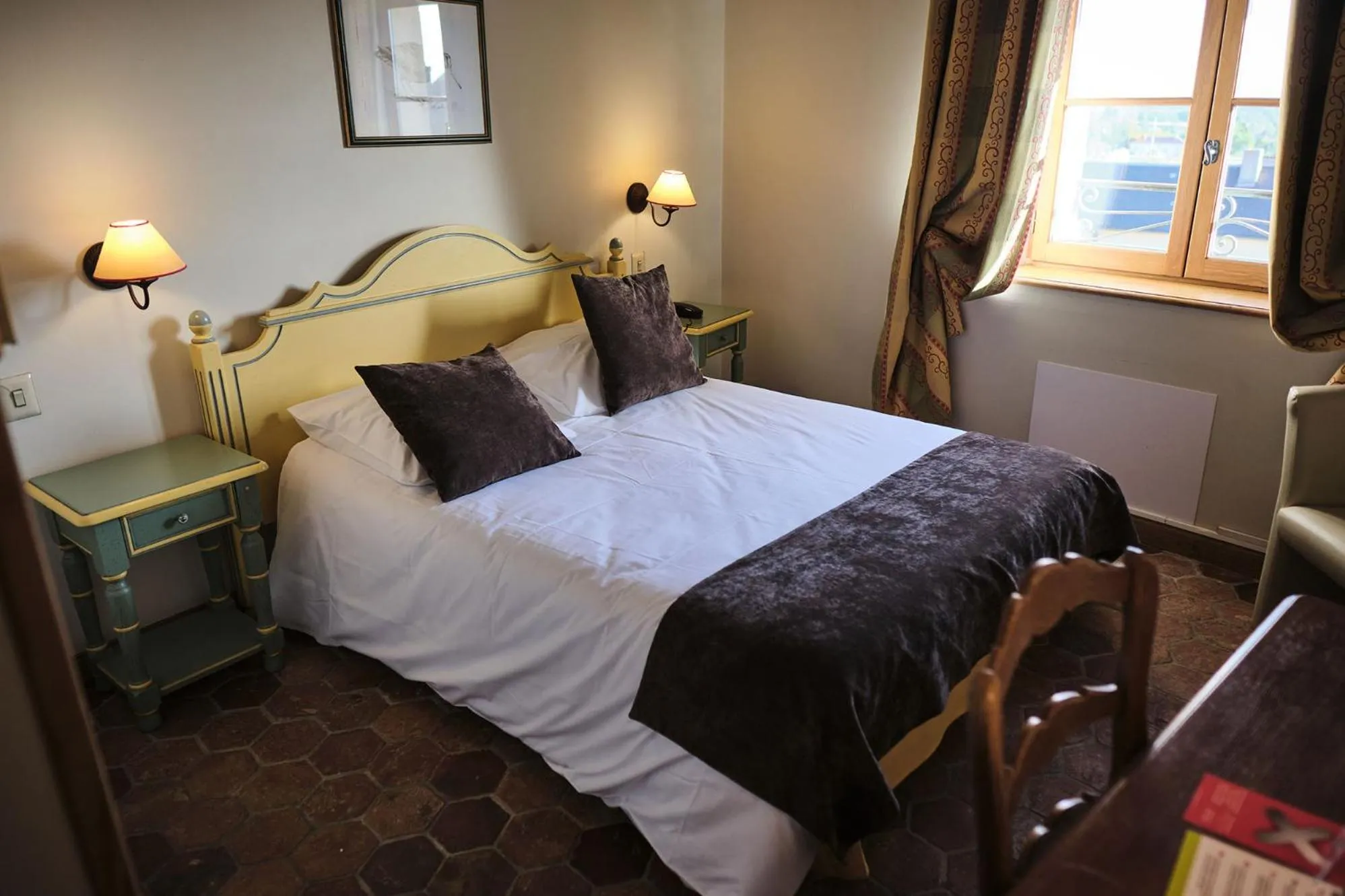 Bed in Hostellerie de la Tour d'Auxois