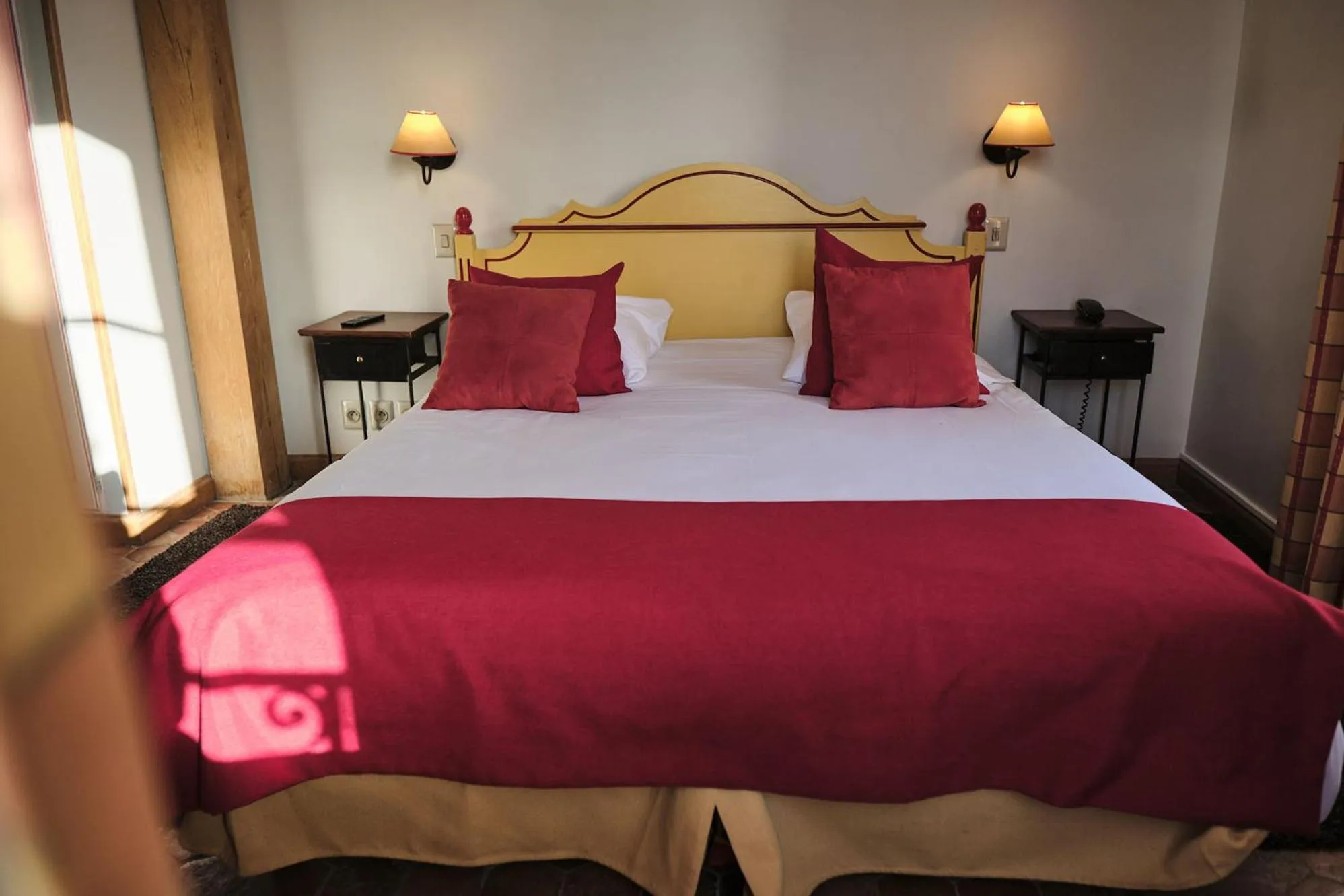 Bed in Hostellerie de la Tour d'Auxois