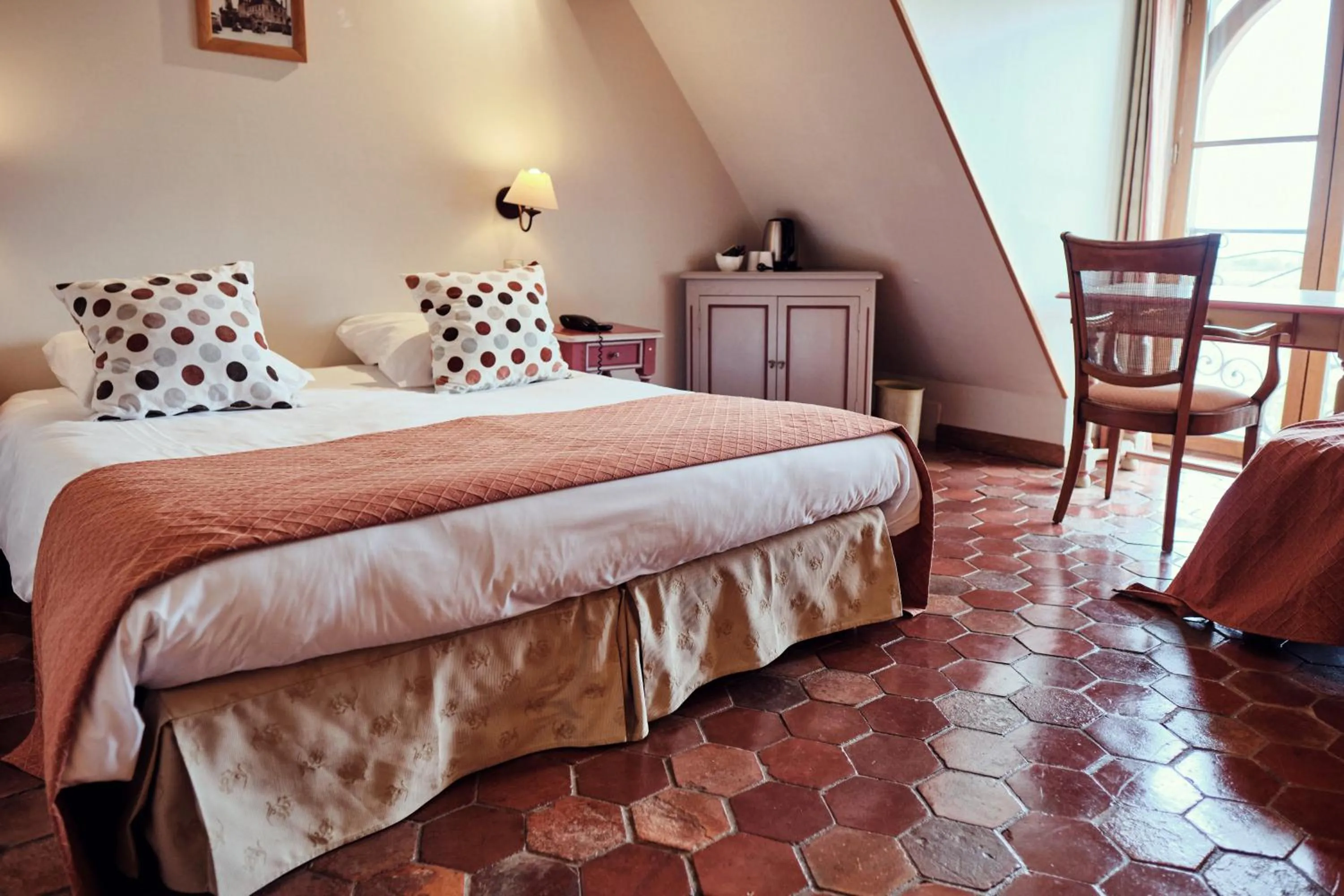 Bed in Hostellerie de la Tour d'Auxois