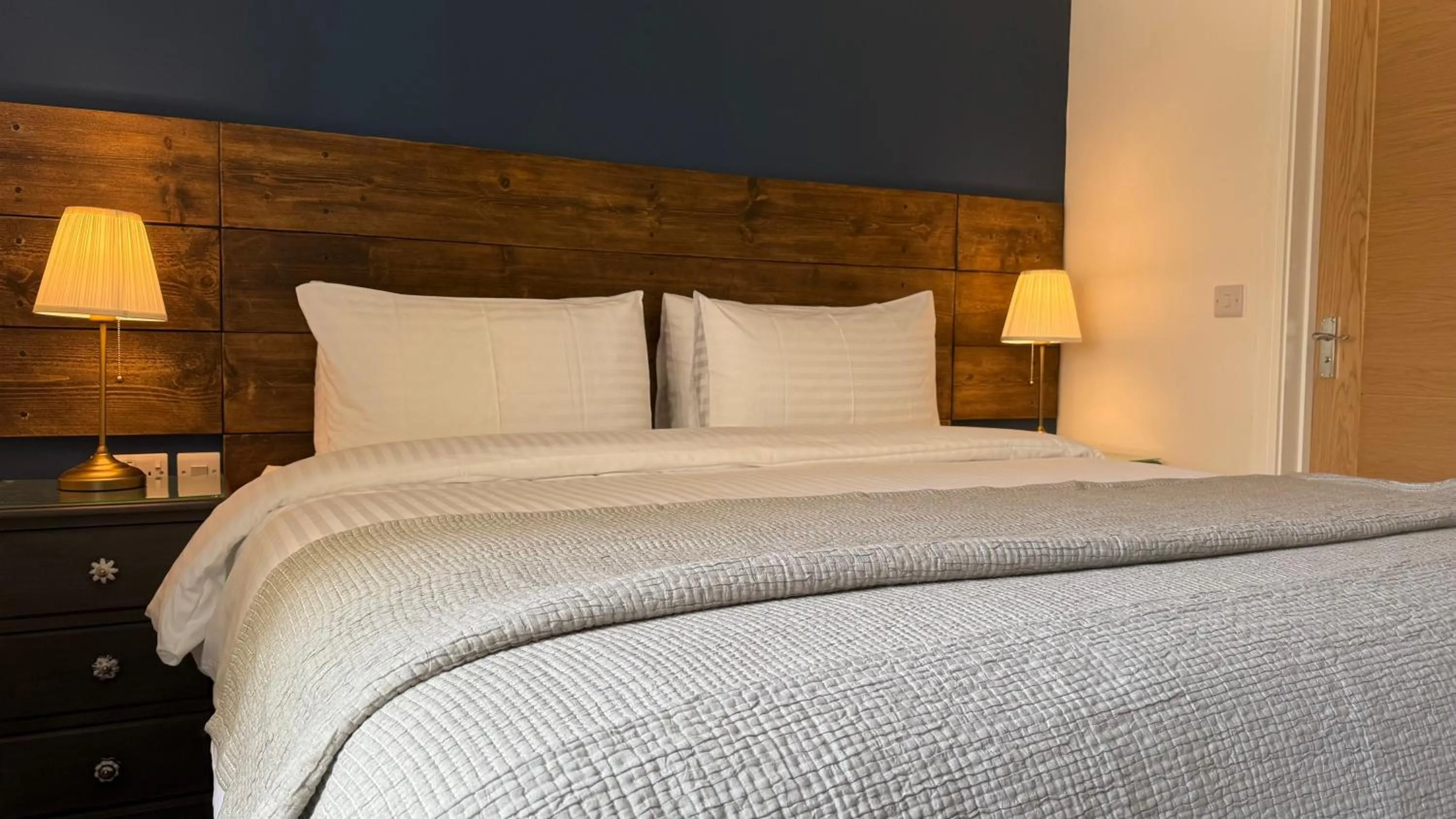 Bedroom, Bed in Watermead House