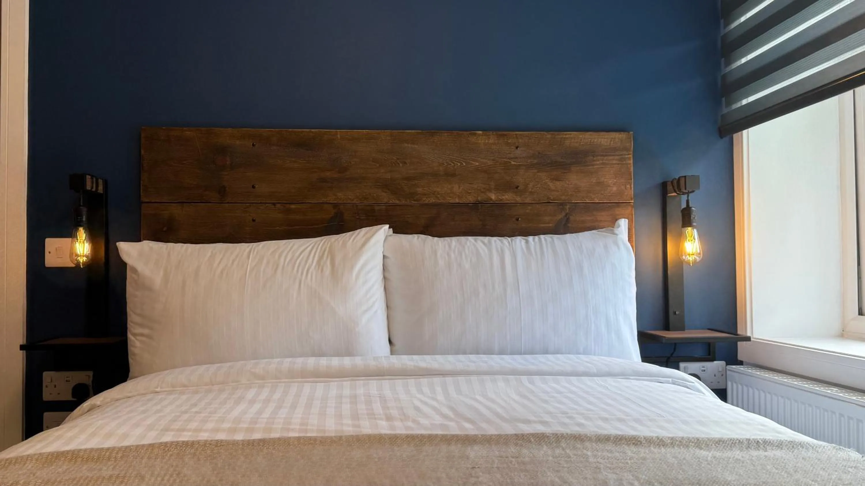 Bedroom, Bed in Watermead House