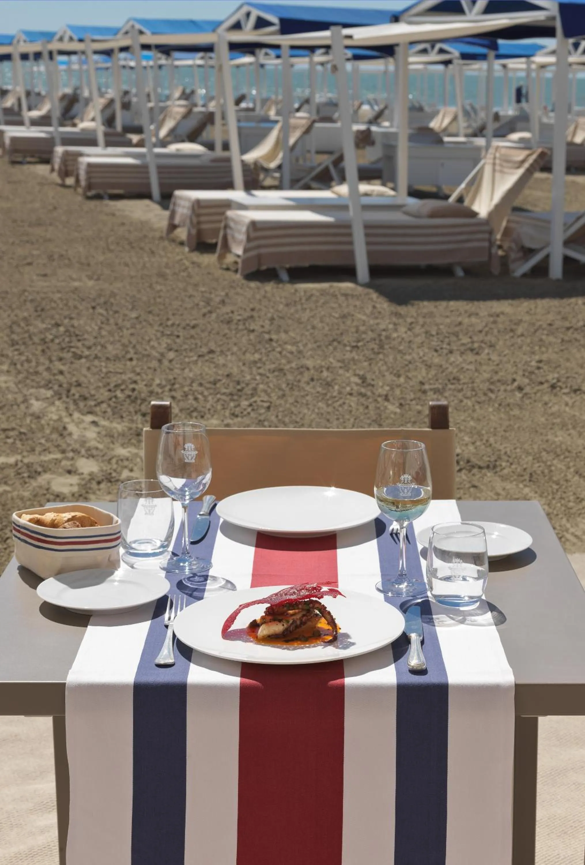 Restaurant/places to eat in Augustus Hotel & Resort