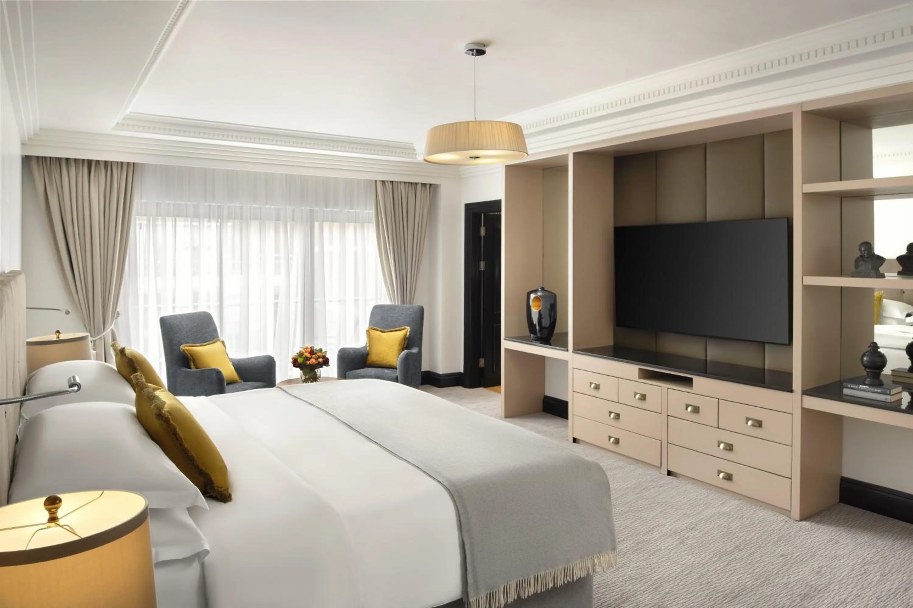 Photo of the whole room, Bed in Hyatt Regency London - The Churchill