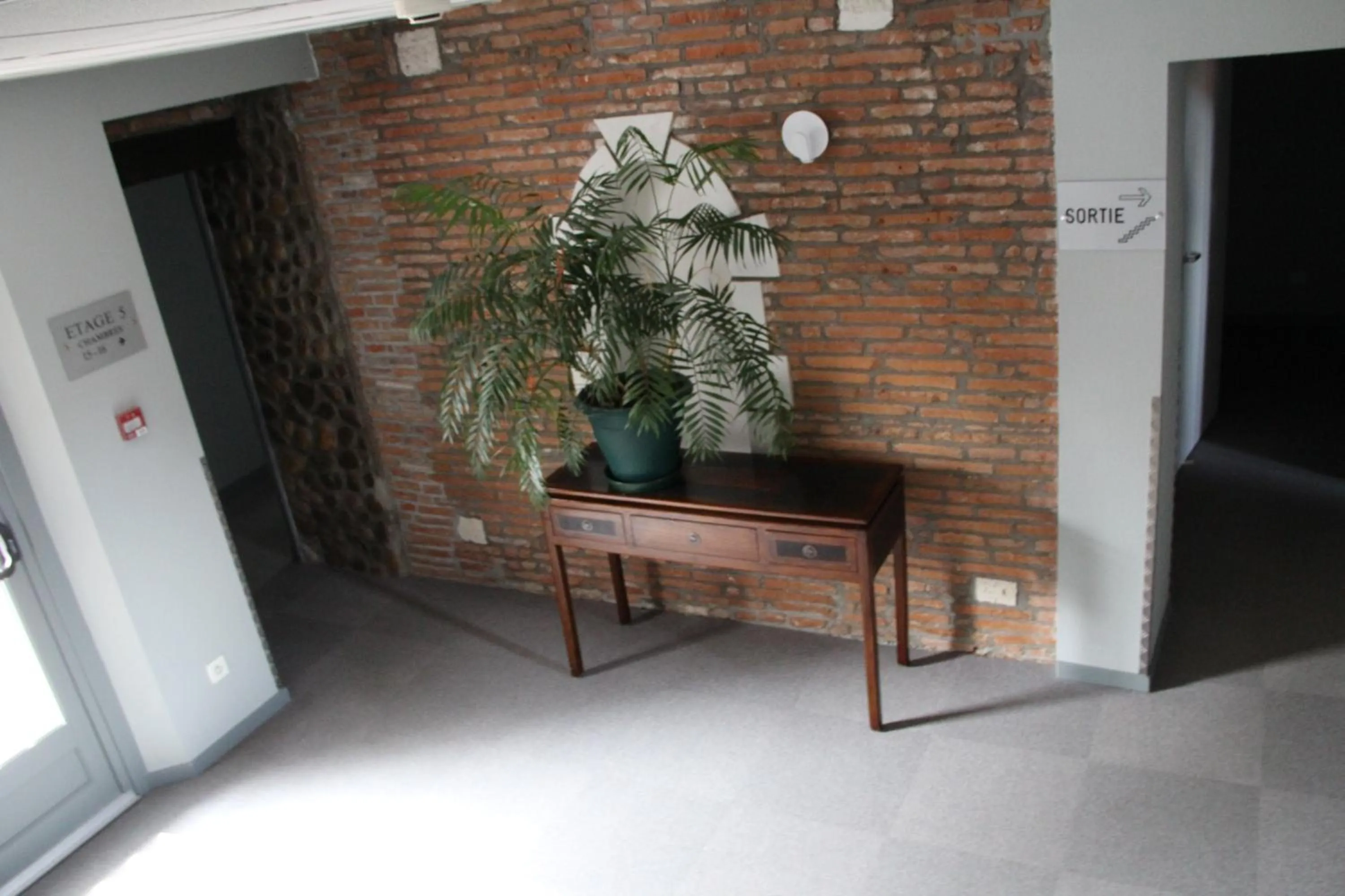 Lobby or reception in le tout va bien