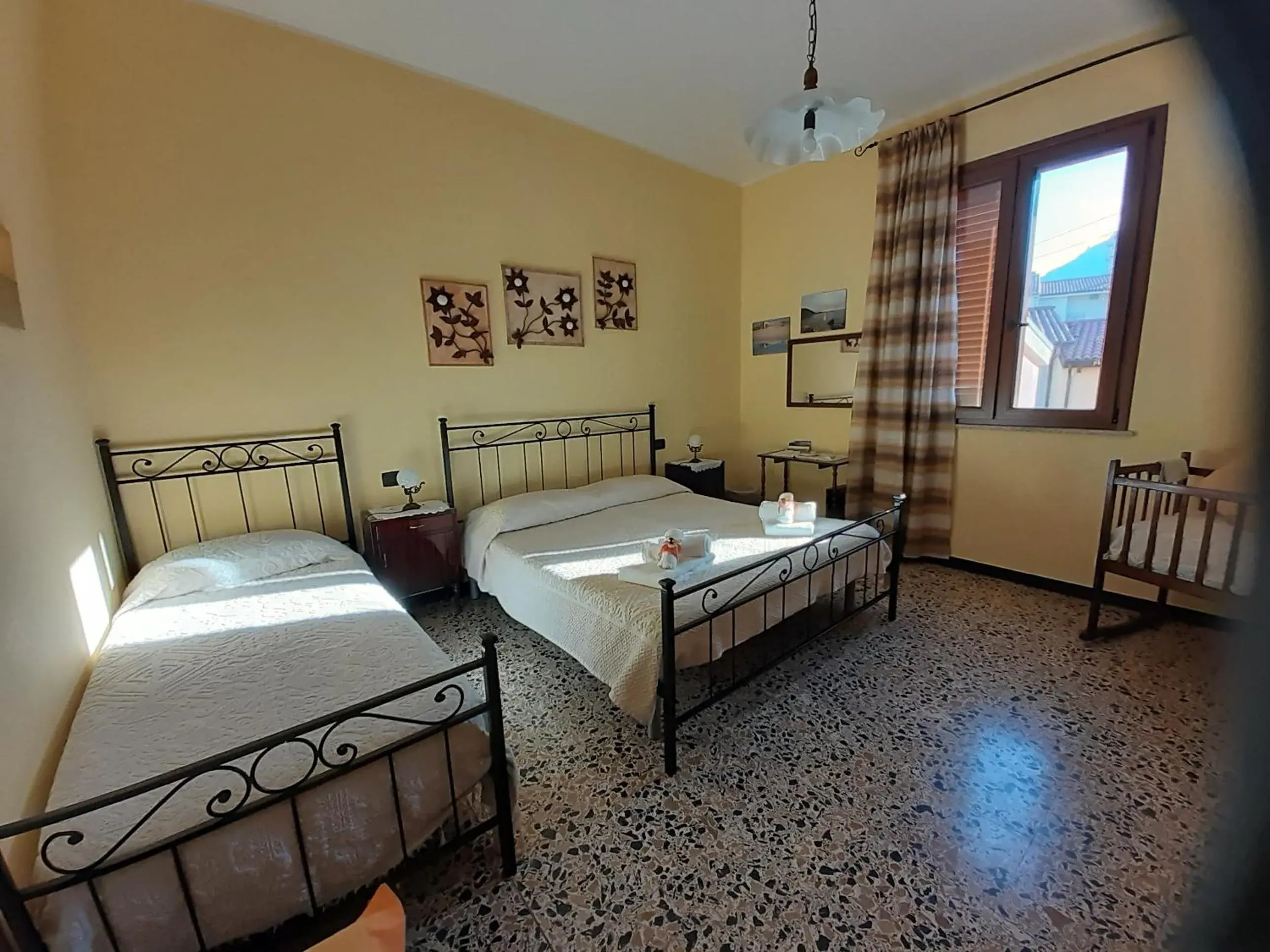 Basic Triple Room with Shared Bathroom - single occupancy in L'Agrifoglio di Emy Basic Triple Room with Shared Bathroom - single occupancy in L'Agrifoglio di Emy