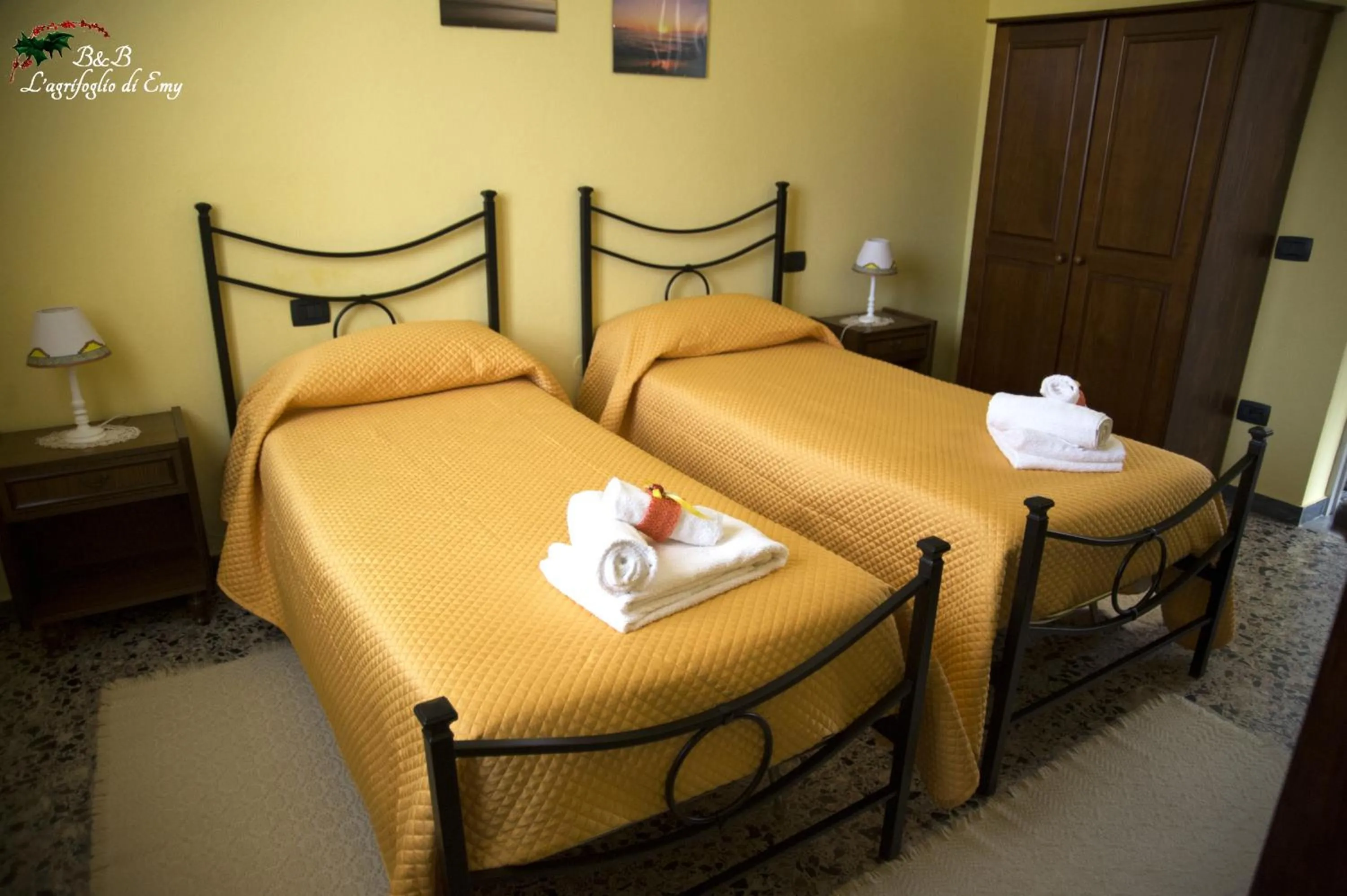 Twin Room with Shared Bathroom - single occupancy in L'Agrifoglio di Emy