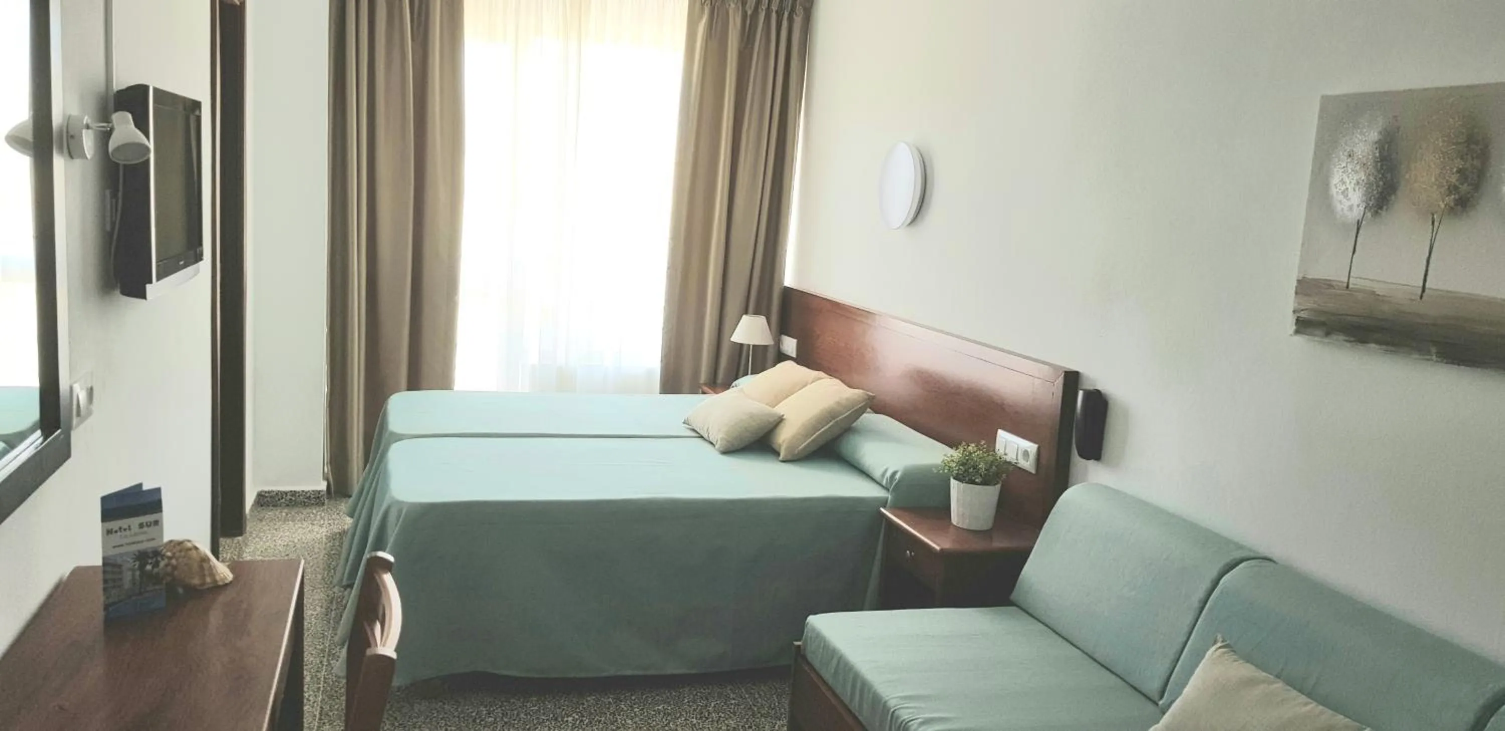 Bedroom, Bed in Hotel Sur