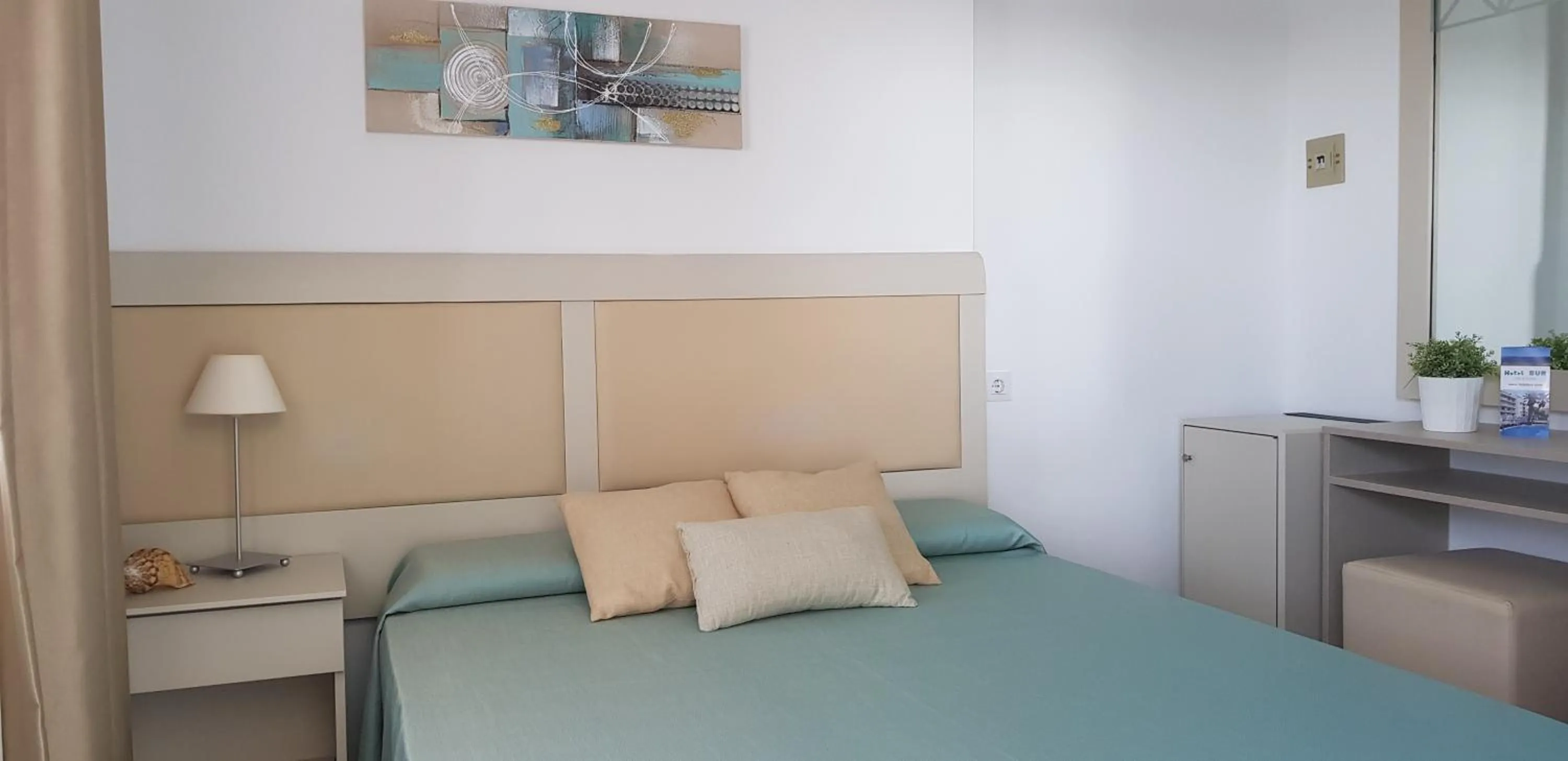 Bedroom, Bed in Hotel Sur