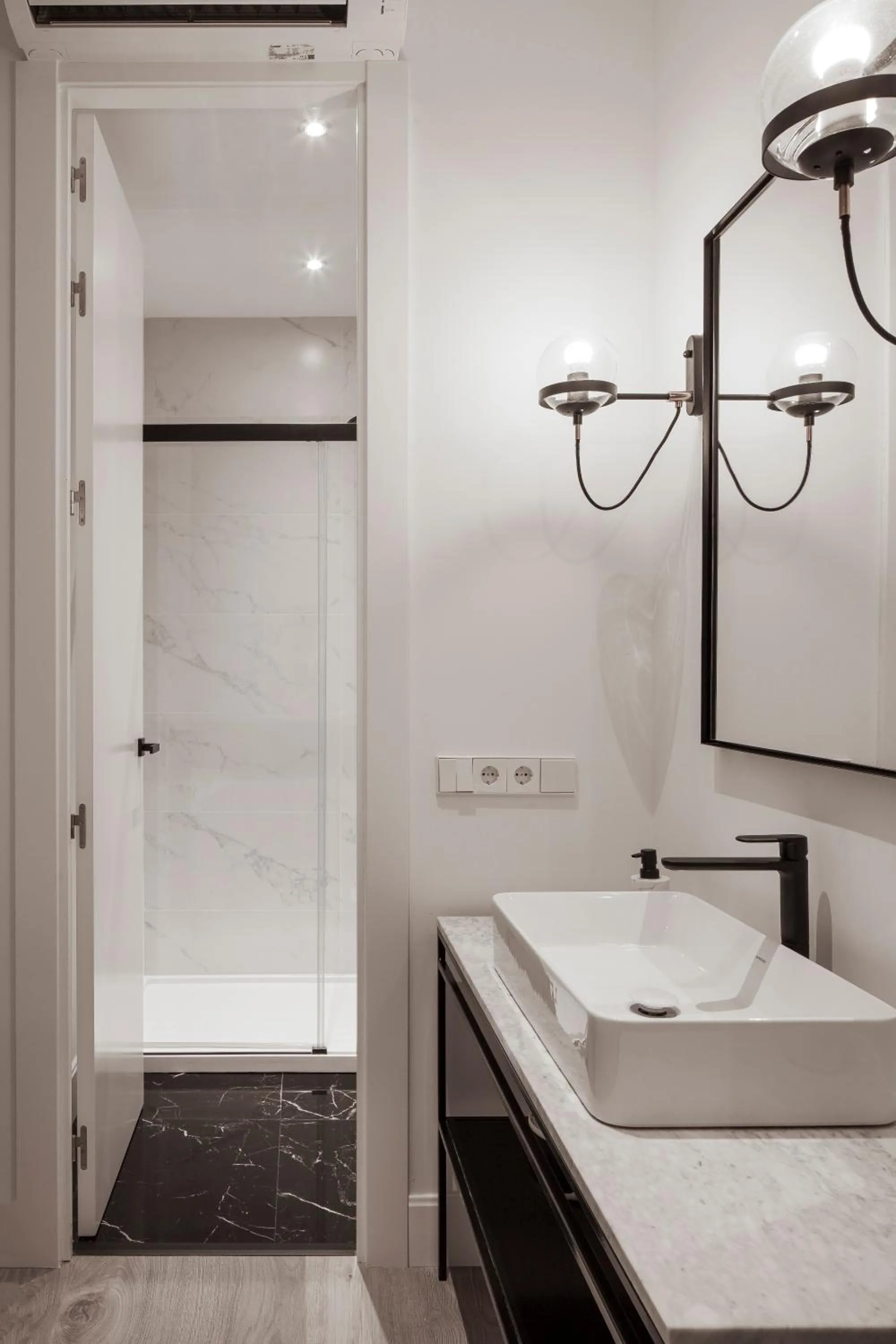 Bathroom, Bed in Mante House - Malasaña Design