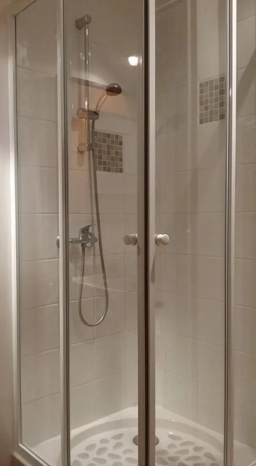 Shower in Chambres d'Hôtes La Vallée des Vignes