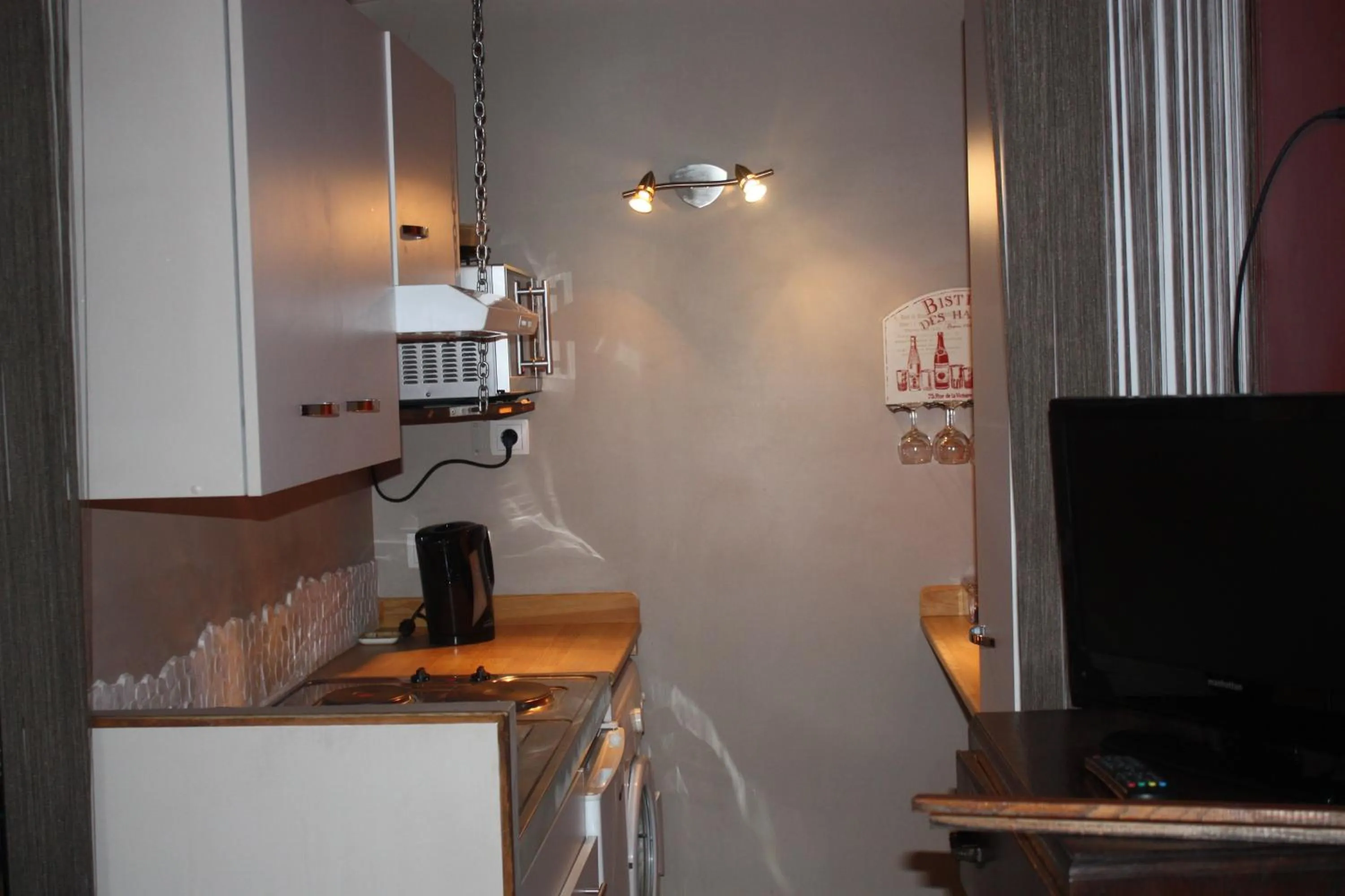 Kitchen or kitchenette in Chambres d'Hôtes La Vallée des Vignes