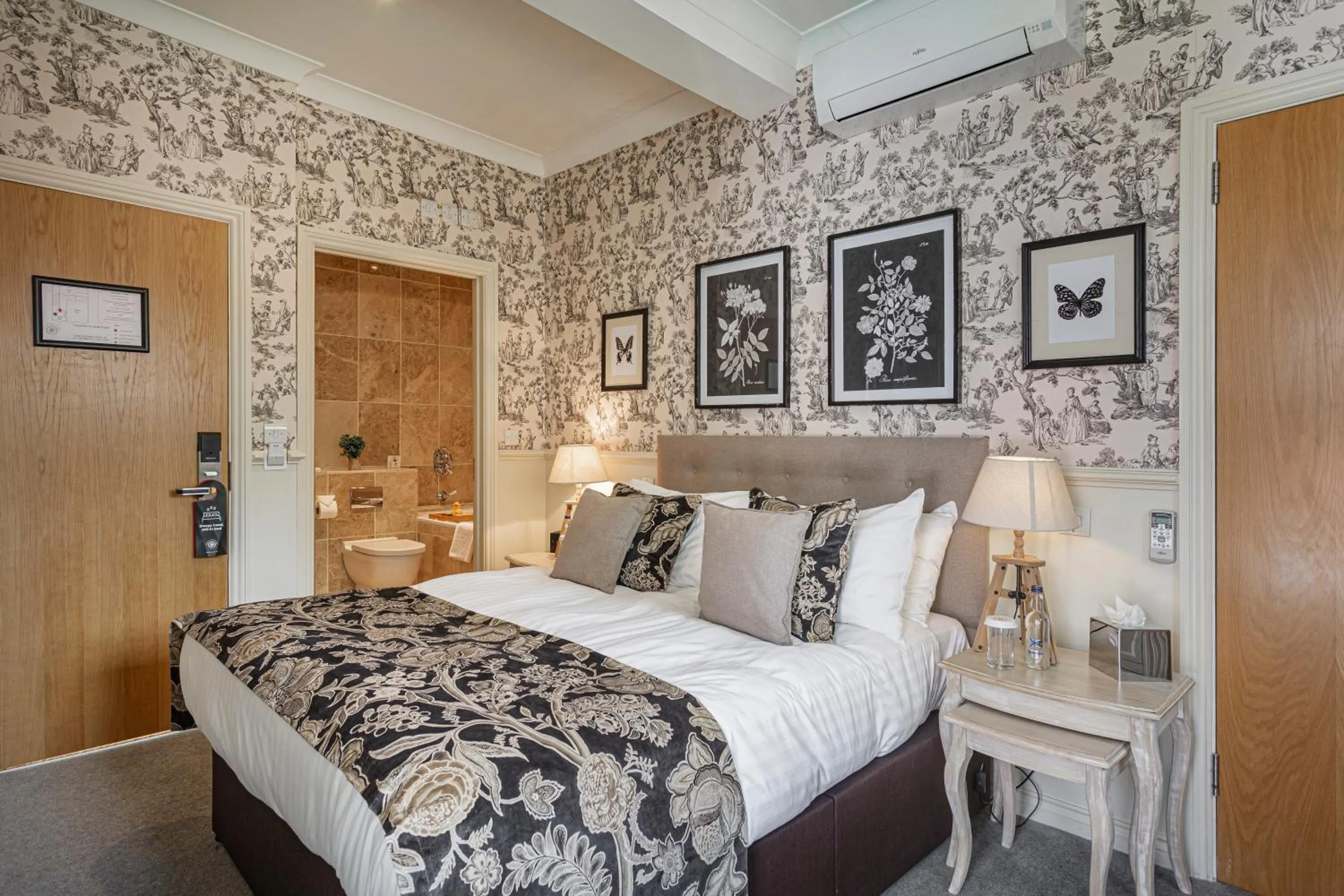 Bed in The White Horse Hotel, Romsey, Hampshire - The Coaching Inn Group