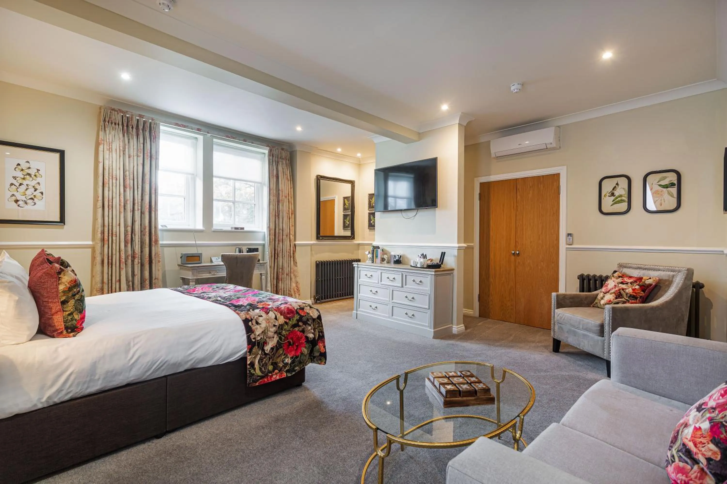 Bed in The White Horse Hotel, Romsey, Hampshire - The Coaching Inn Group