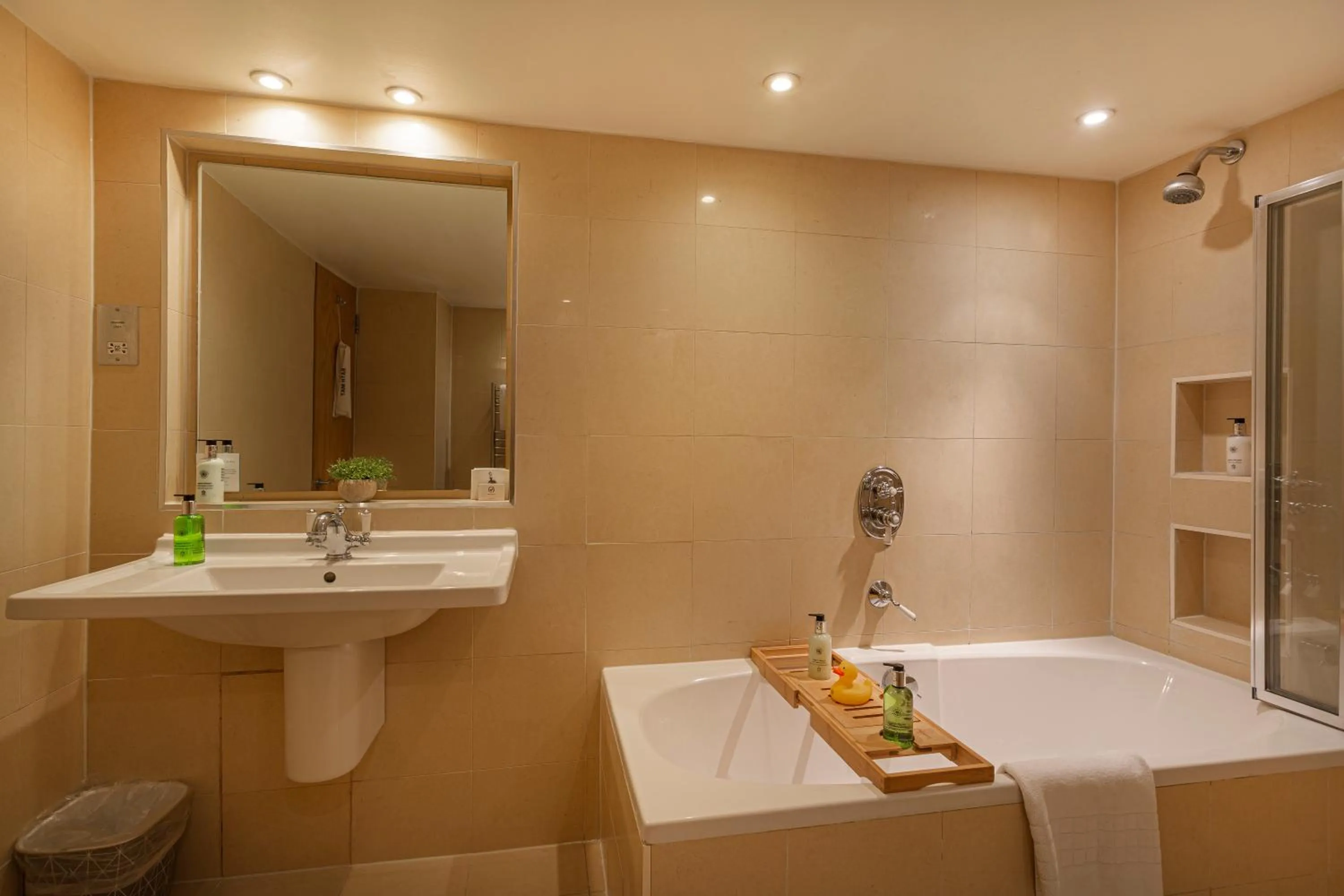 Bathroom in The White Horse Hotel, Romsey, Hampshire - The Coaching Inn Group
