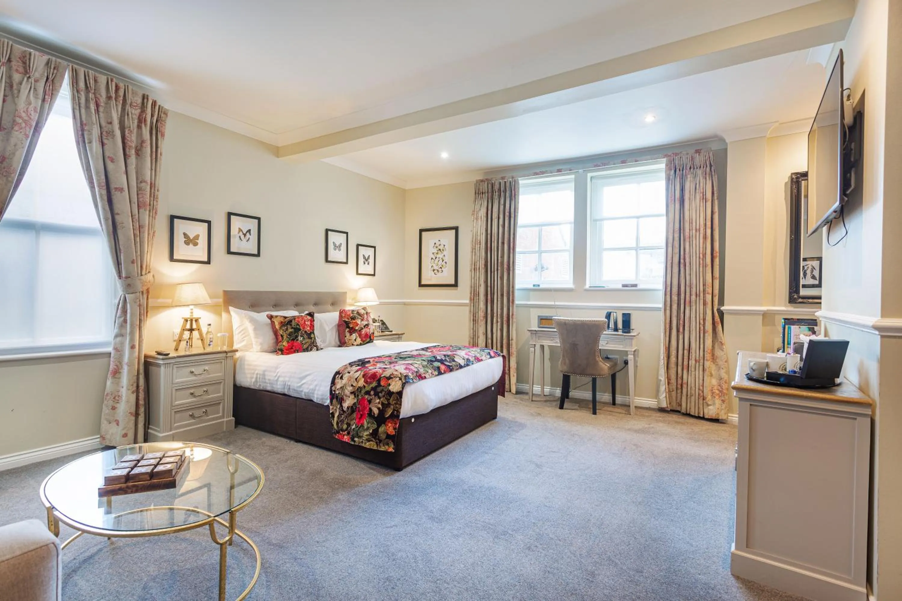 Bed in The White Horse Hotel, Romsey, Hampshire - The Coaching Inn Group
