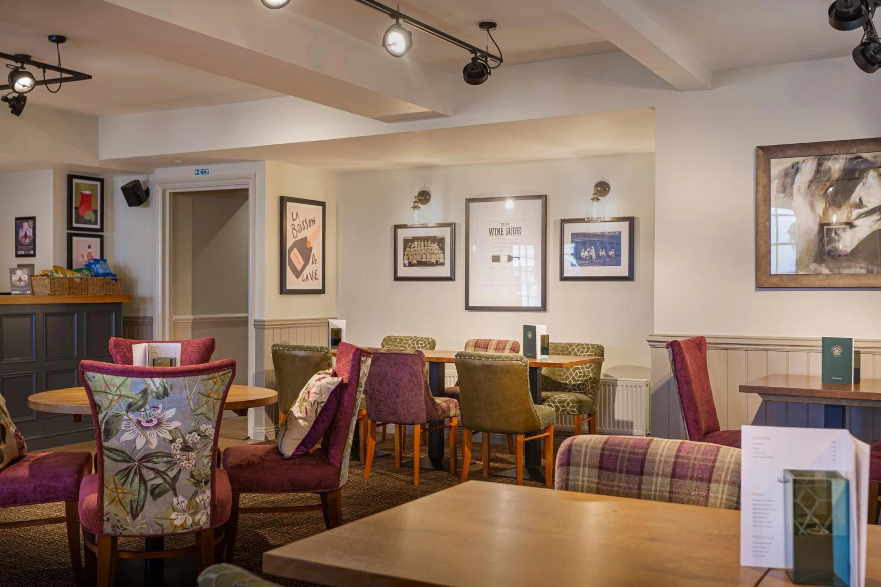 Lounge or bar in The White Horse Hotel, Romsey, Hampshire - The Coaching Inn Group