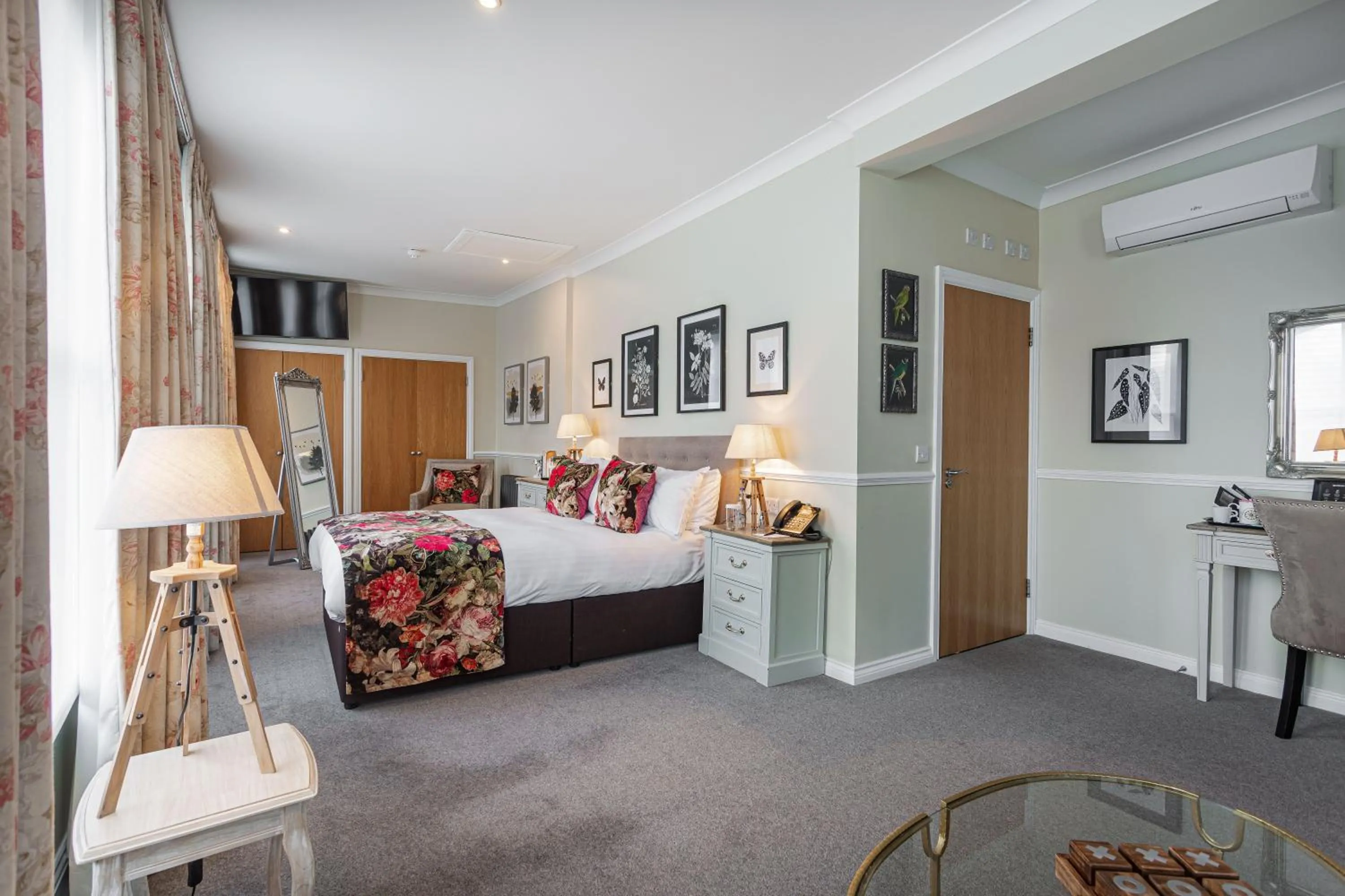 Bed in The White Horse Hotel, Romsey, Hampshire - The Coaching Inn Group