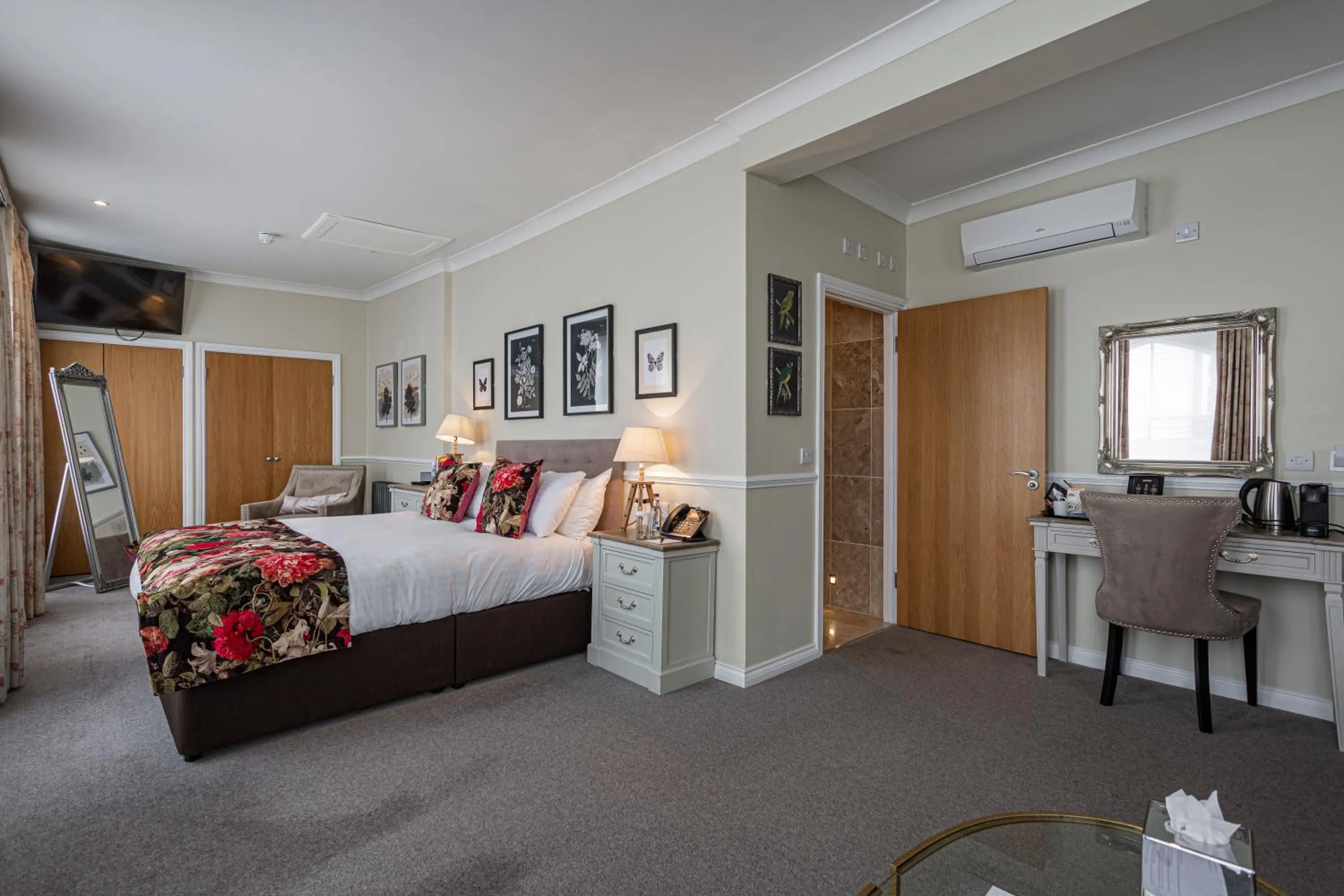 Bed in The White Horse Hotel, Romsey, Hampshire - The Coaching Inn Group