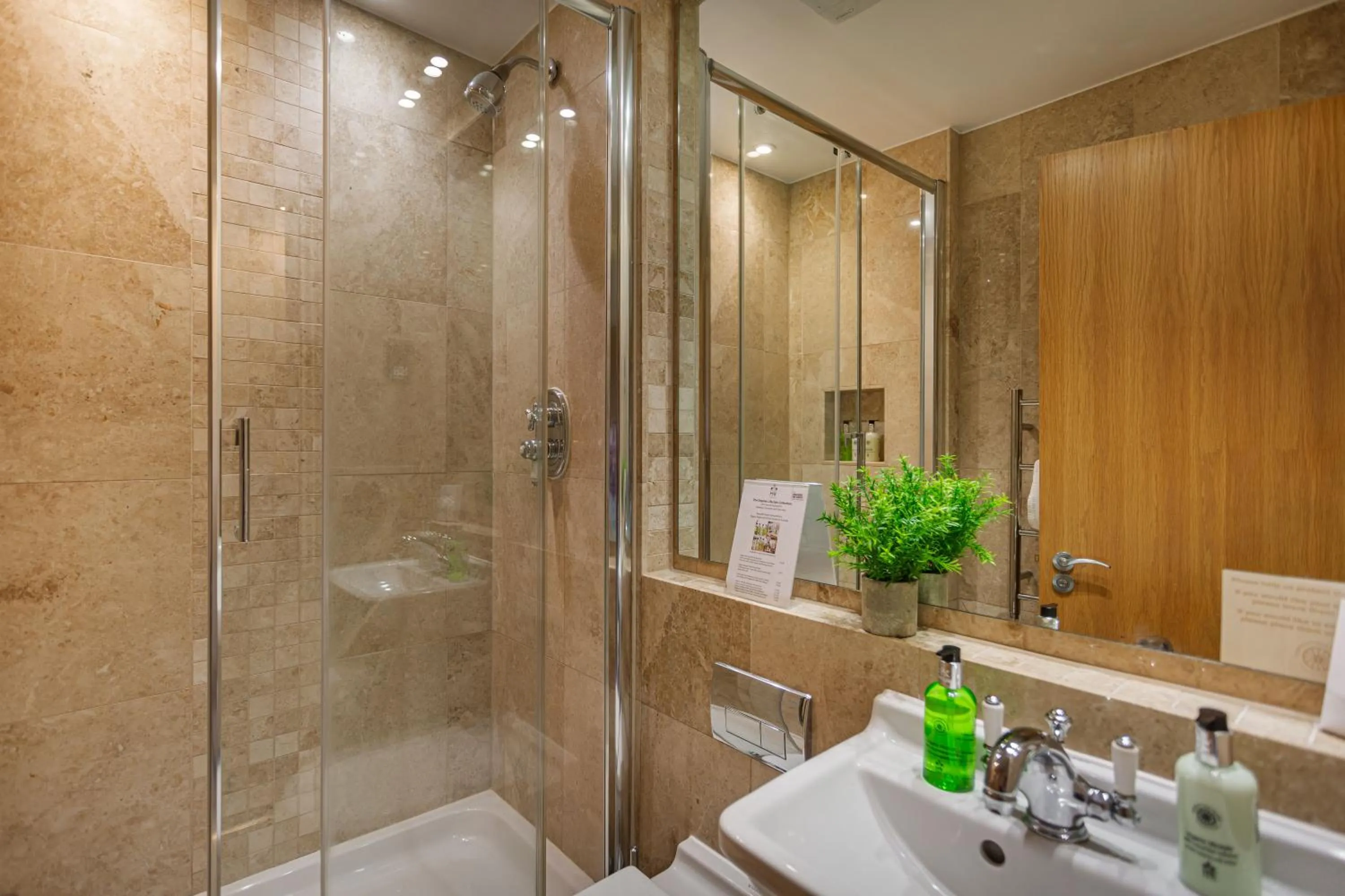 Bathroom in The White Horse Hotel, Romsey, Hampshire - The Coaching Inn Group