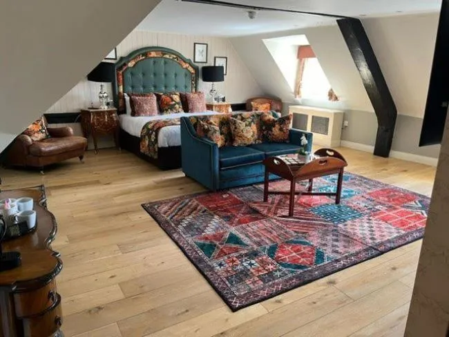 Bed in The White Horse Hotel, Romsey, Hampshire - The Coaching Inn Group