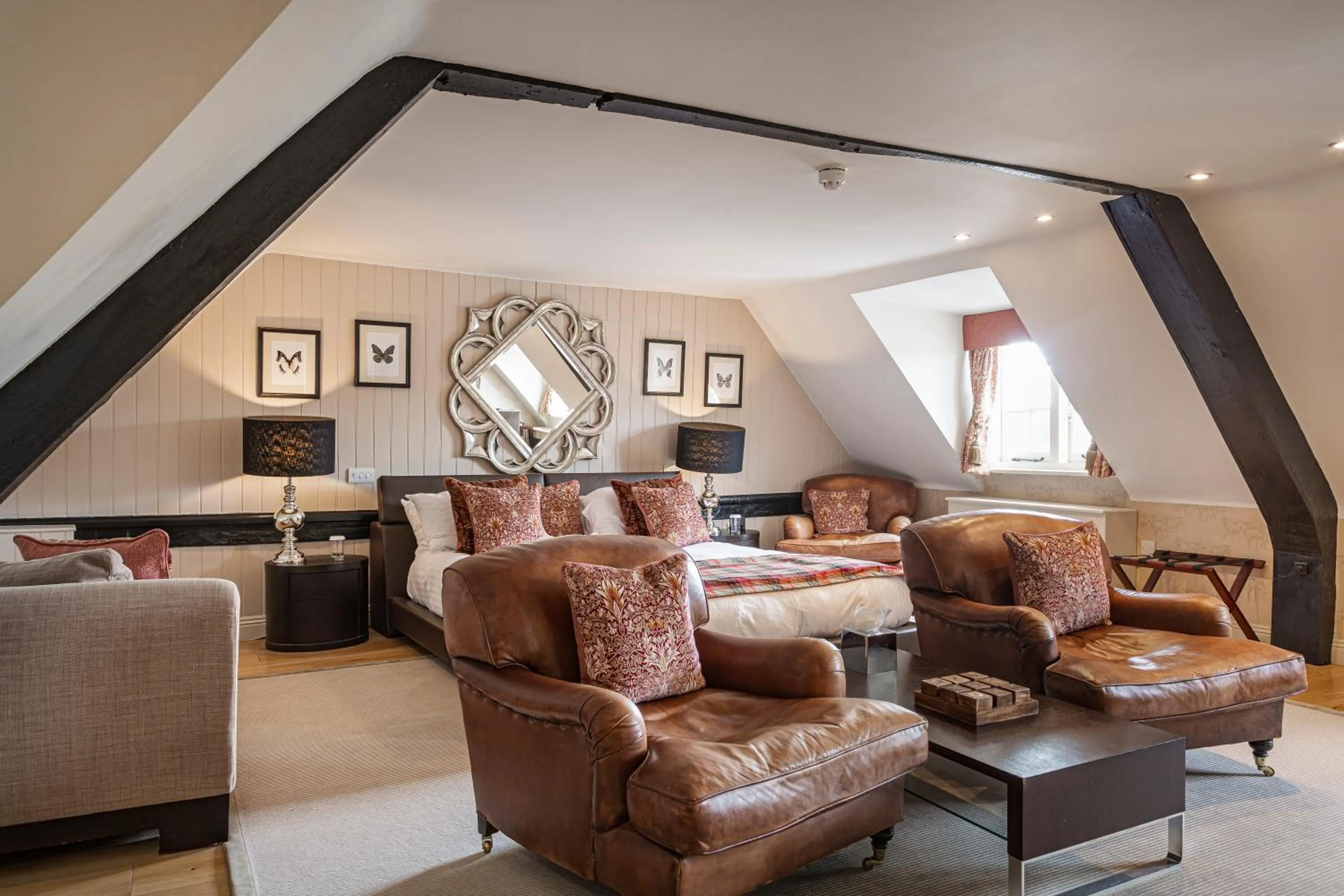 Bed in The White Horse Hotel, Romsey, Hampshire - The Coaching Inn Group