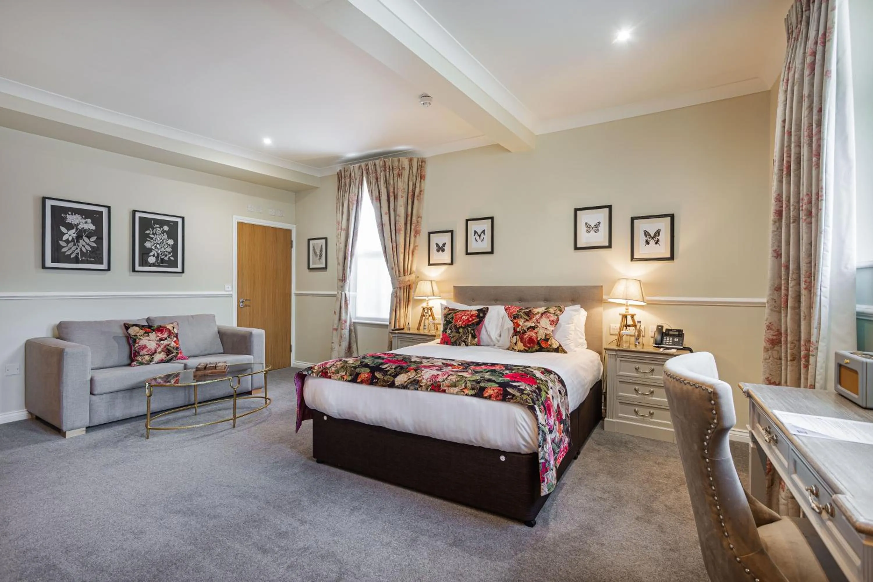 Bed in The White Horse Hotel, Romsey, Hampshire - The Coaching Inn Group