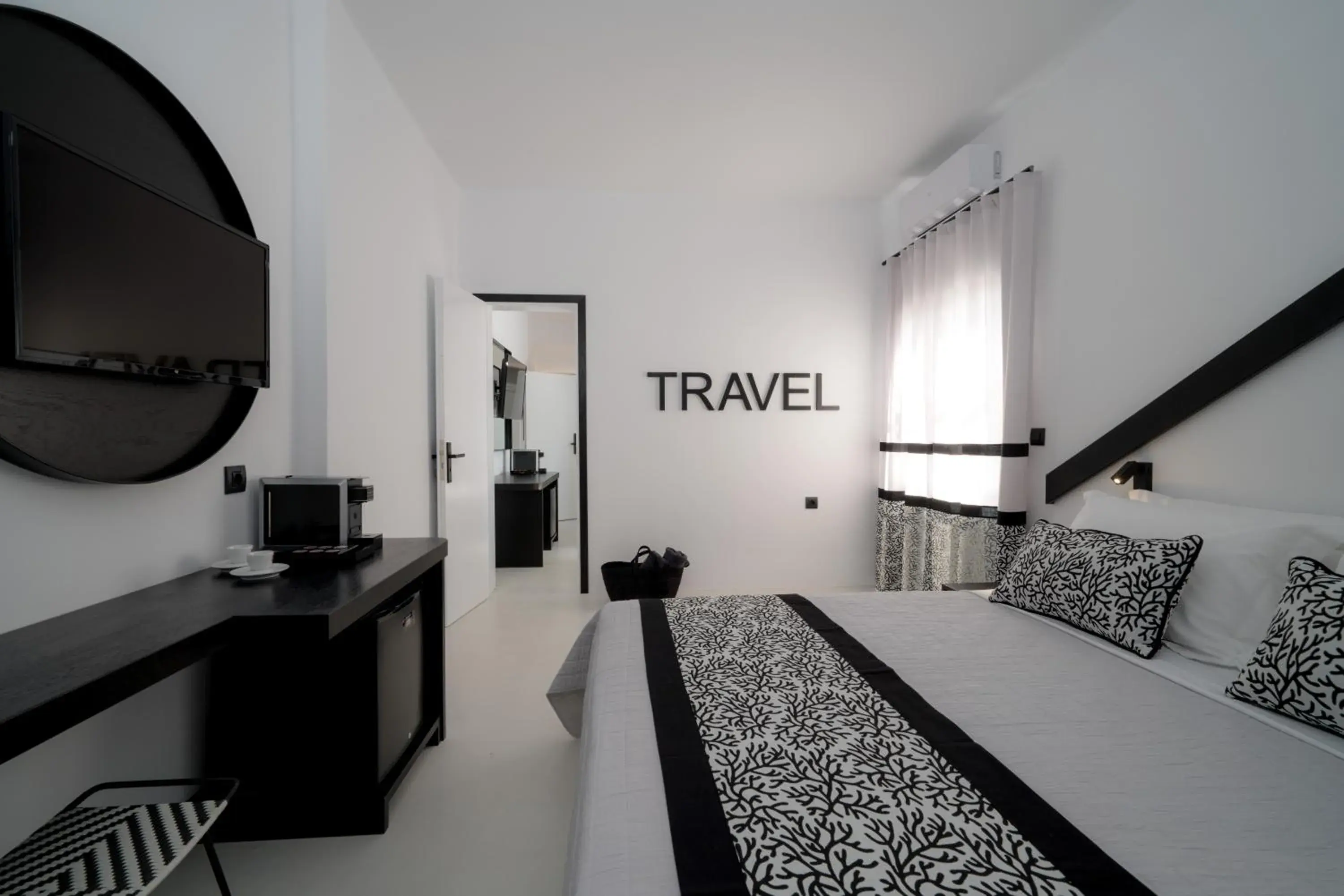 Coffee/tea facilities, Bed in Divelia Hotel Coffee/tea facilities, Bed in Divelia Hotel