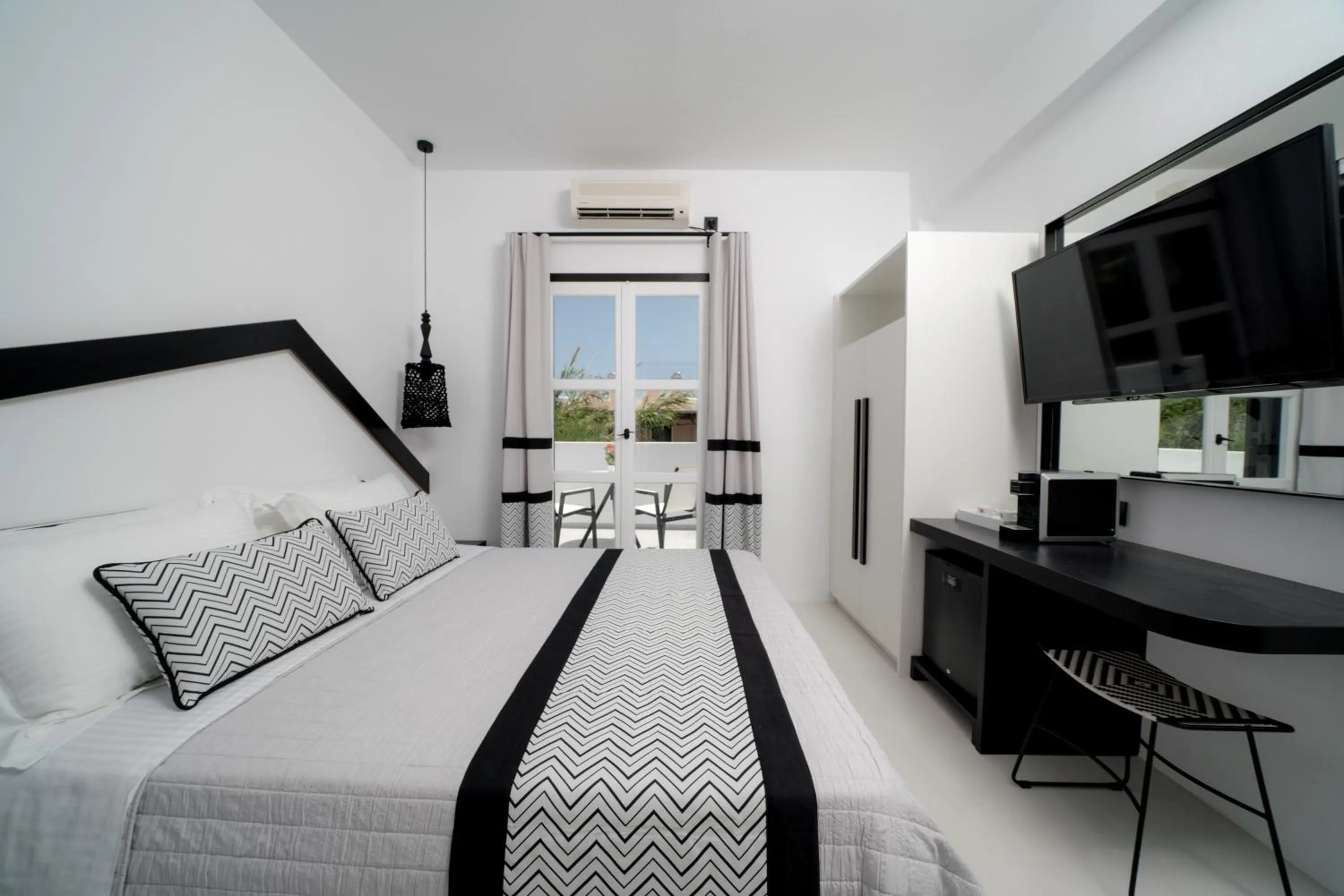 Photo of the whole room, Bed in Divelia Hotel