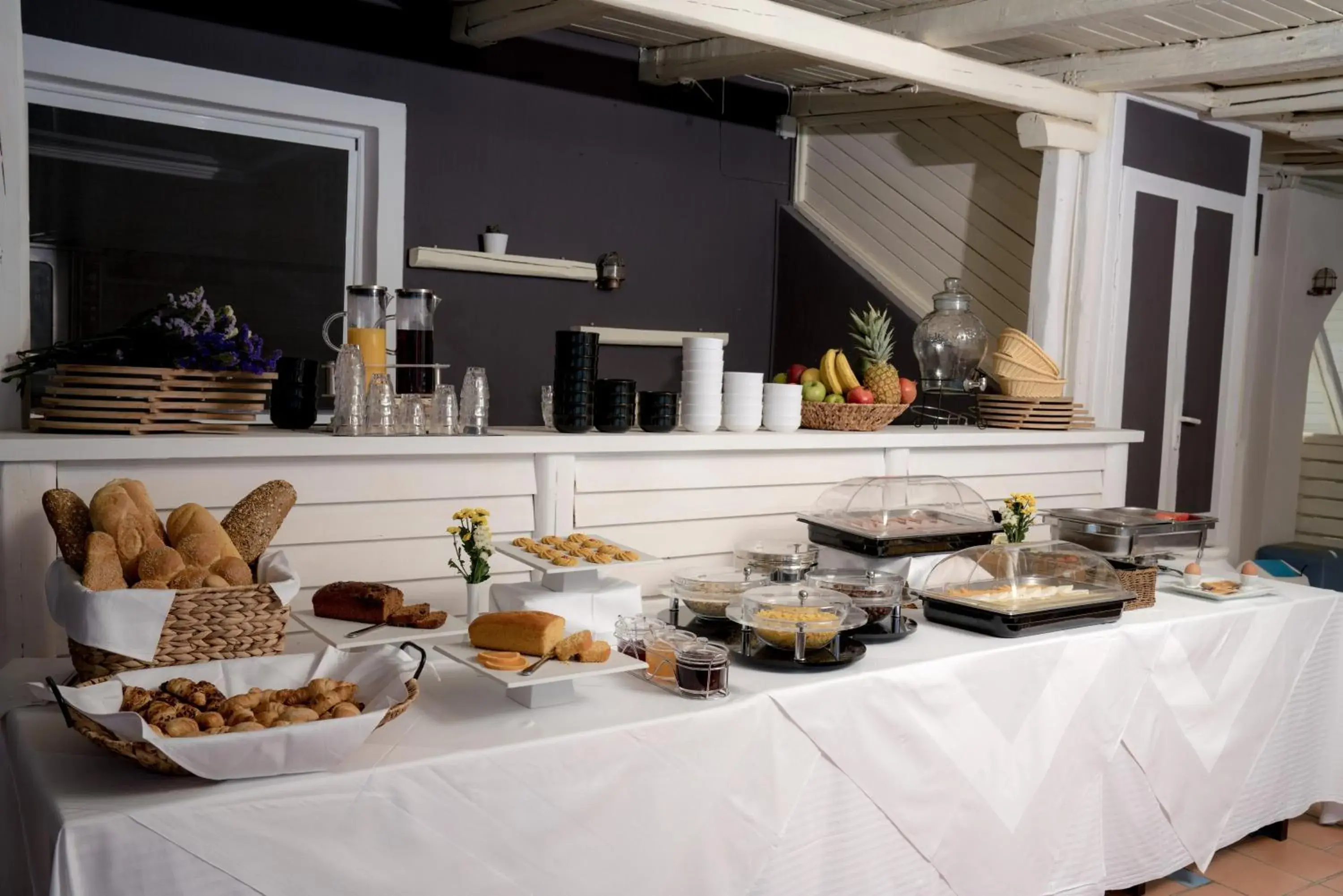 Restaurant/places to eat in Divelia Hotel Restaurant/places to eat in Divelia Hotel