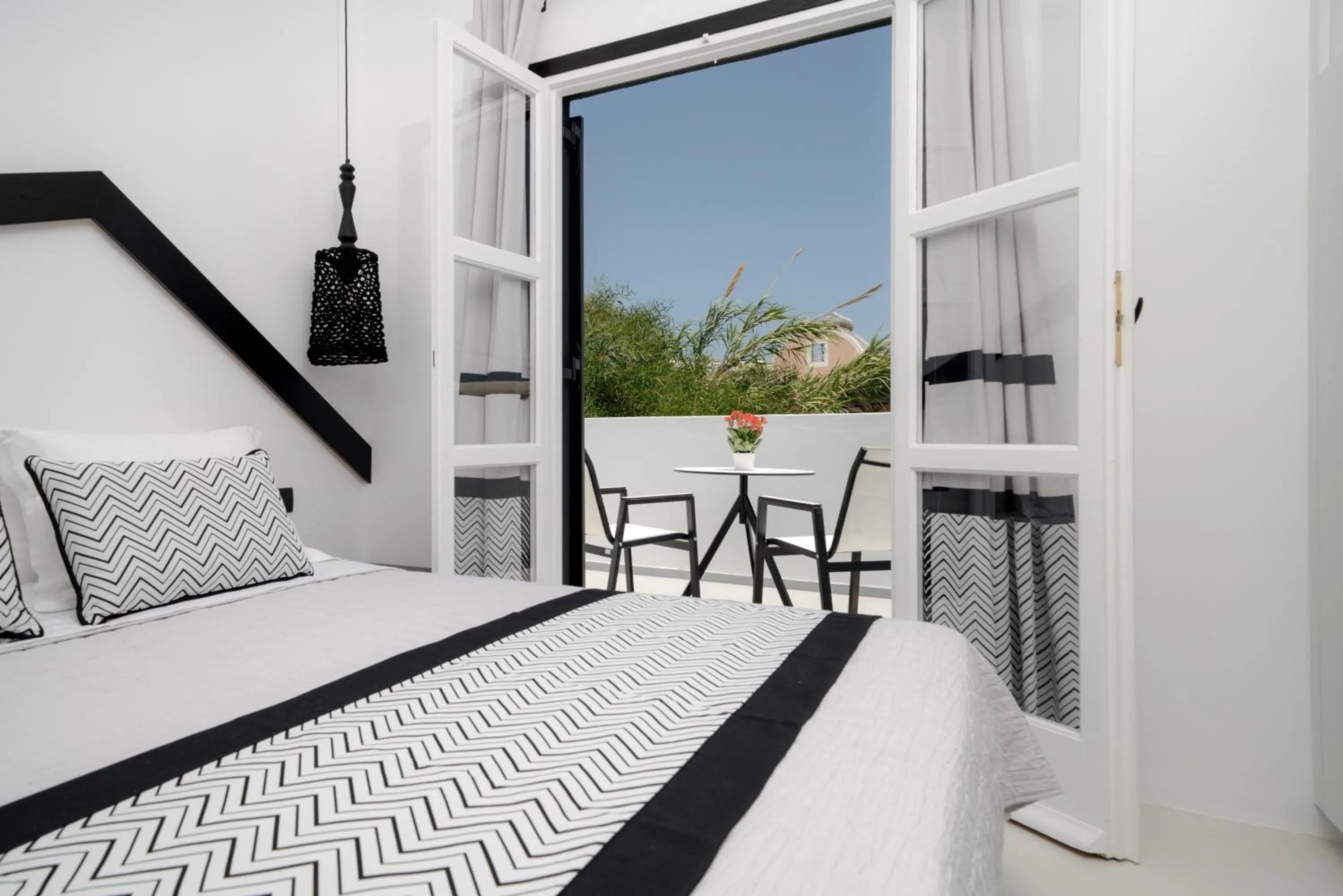 Balcony/Terrace, Bed in Divelia Hotel