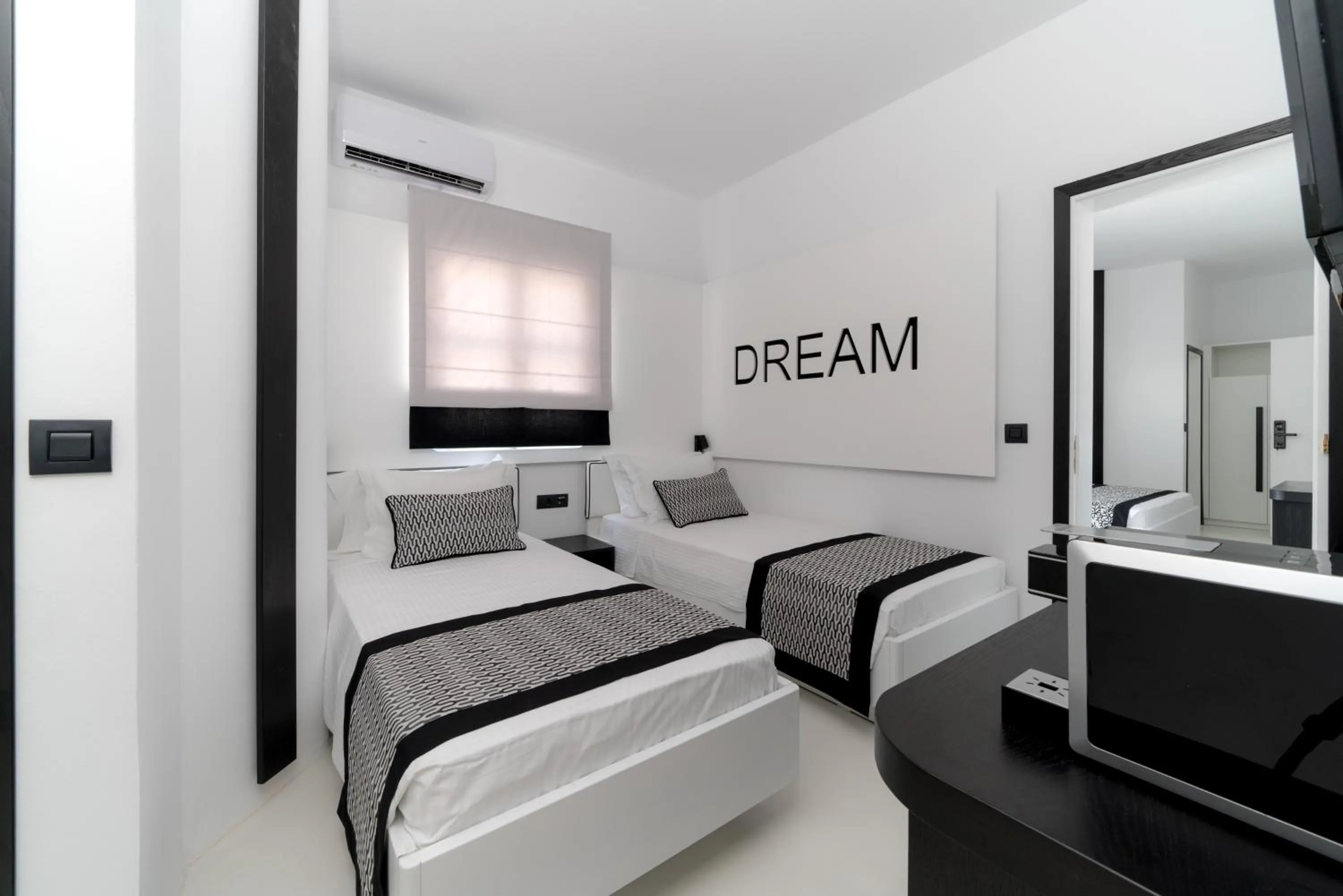 Shower, Bed in Divelia Hotel