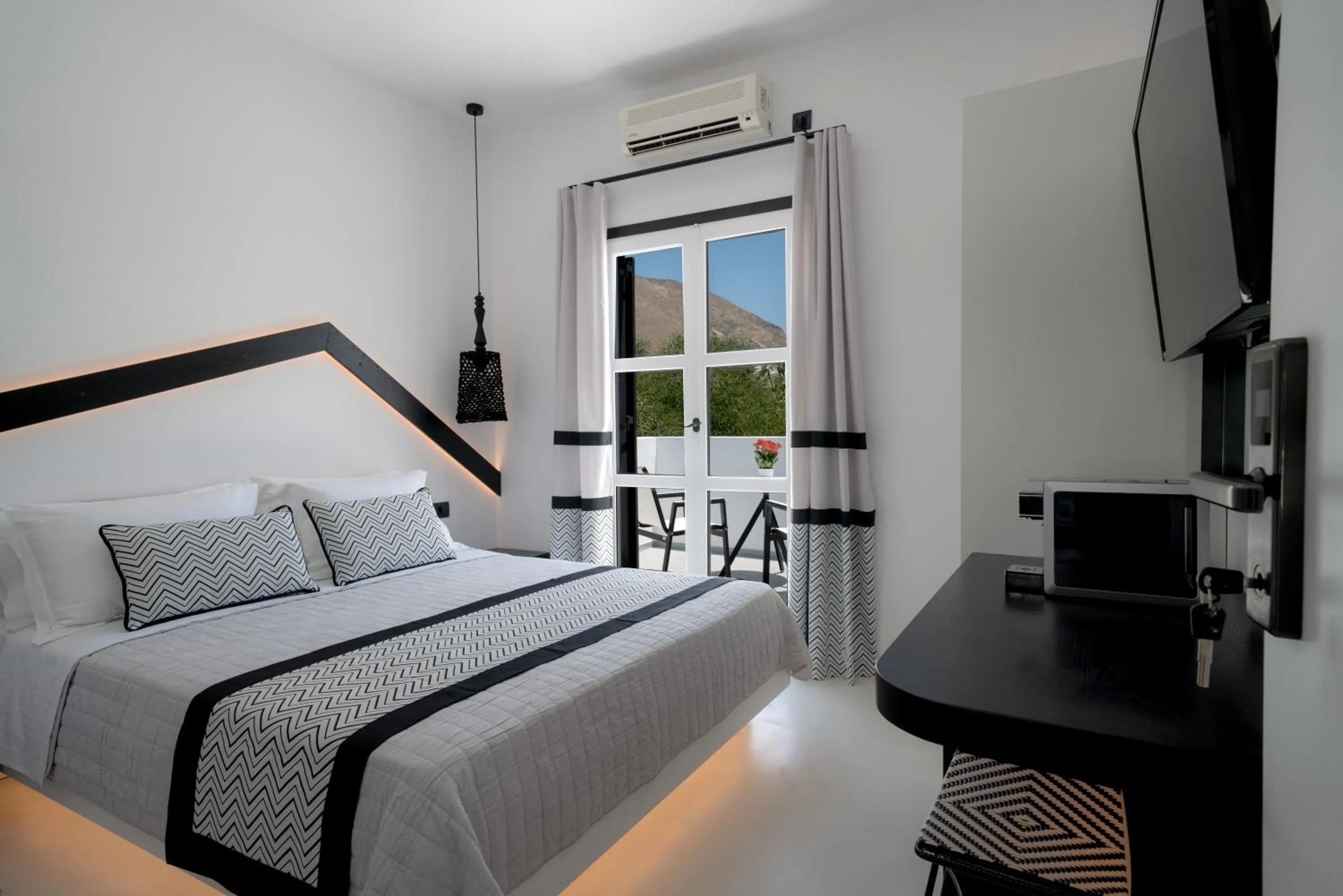 Patio, Bed in Divelia Hotel