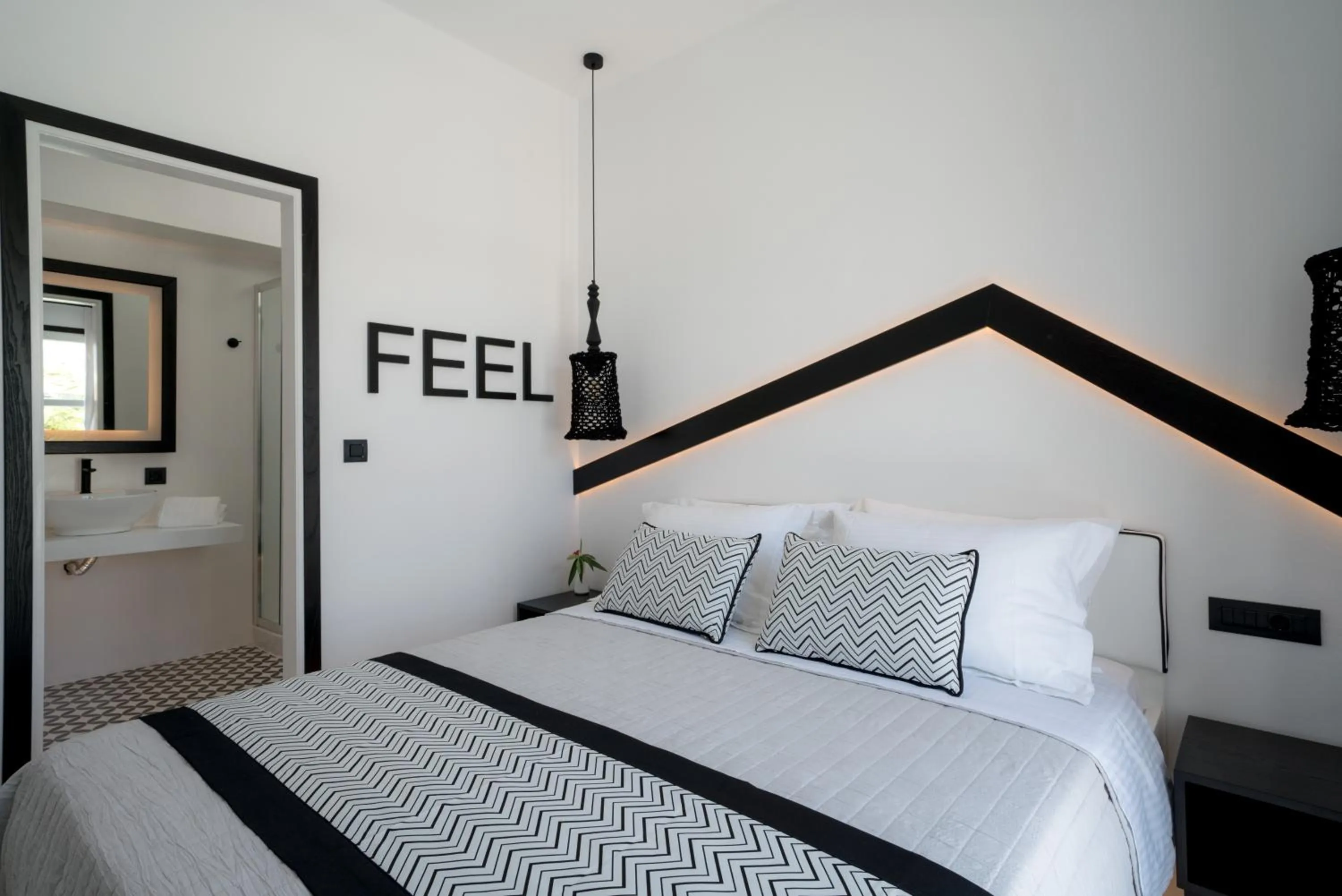 Bathroom, Bed in Divelia Hotel