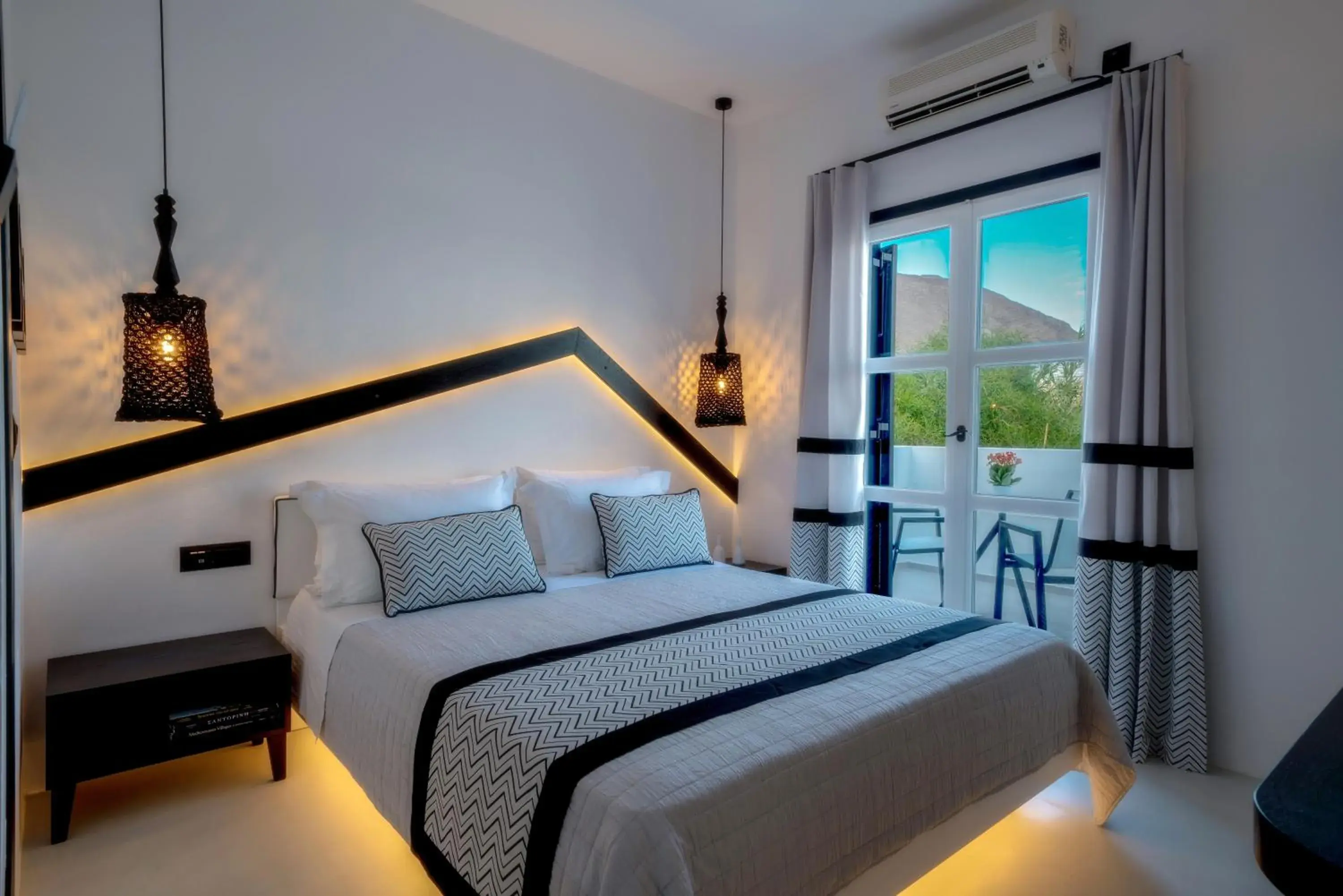 Balcony/Terrace, Bed in Divelia Hotel Balcony/Terrace, Bed in Divelia Hotel