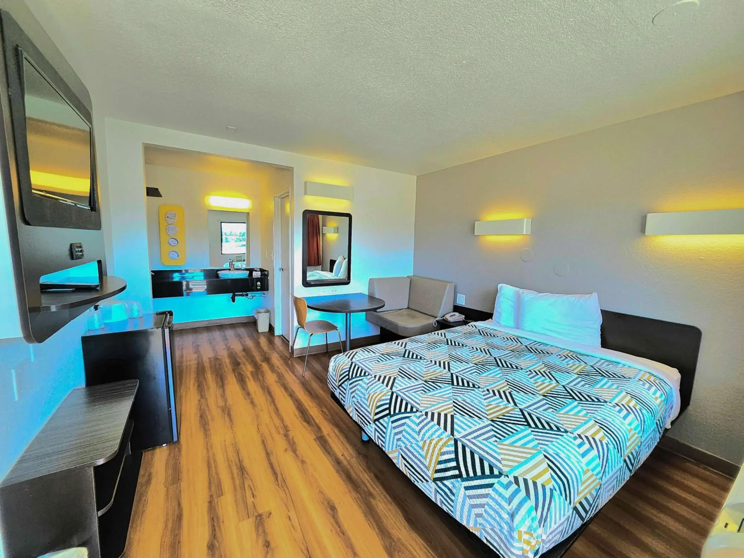 Bedroom, Bed in Motel 6-Palm Desert, CA - Palm Springs Area Bedroom, Bed in Motel 6-Palm Desert, CA - Palm Springs Area