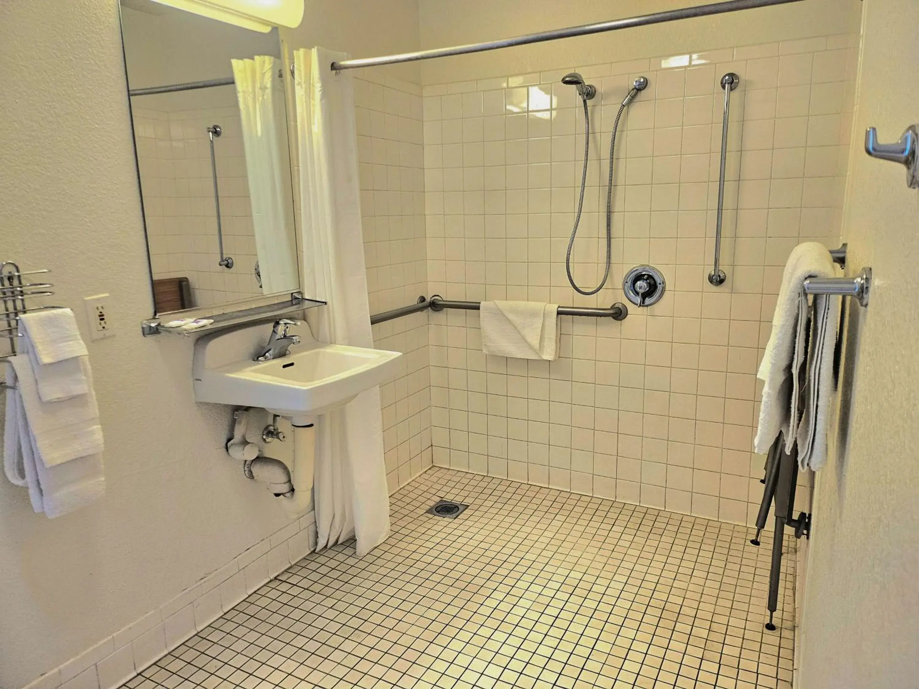 Queen Room - single occupancy in Motel 6-Palm Desert, CA - Palm Springs Area Queen Room - single occupancy in Motel 6-Palm Desert, CA - Palm Springs Area