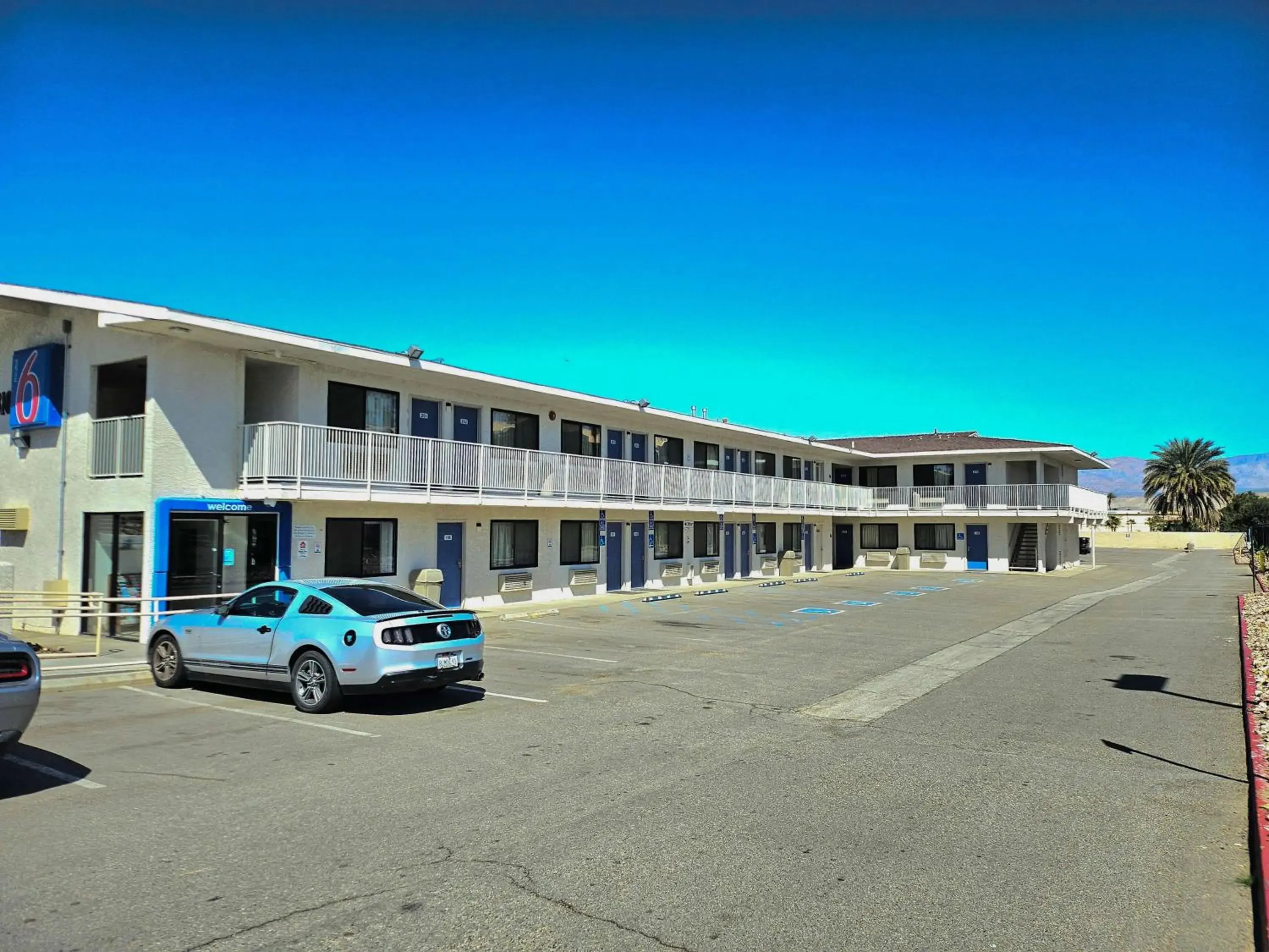 Property building in Motel 6-Palm Desert, CA - Palm Springs Area Property building in Motel 6-Palm Desert, CA - Palm Springs Area