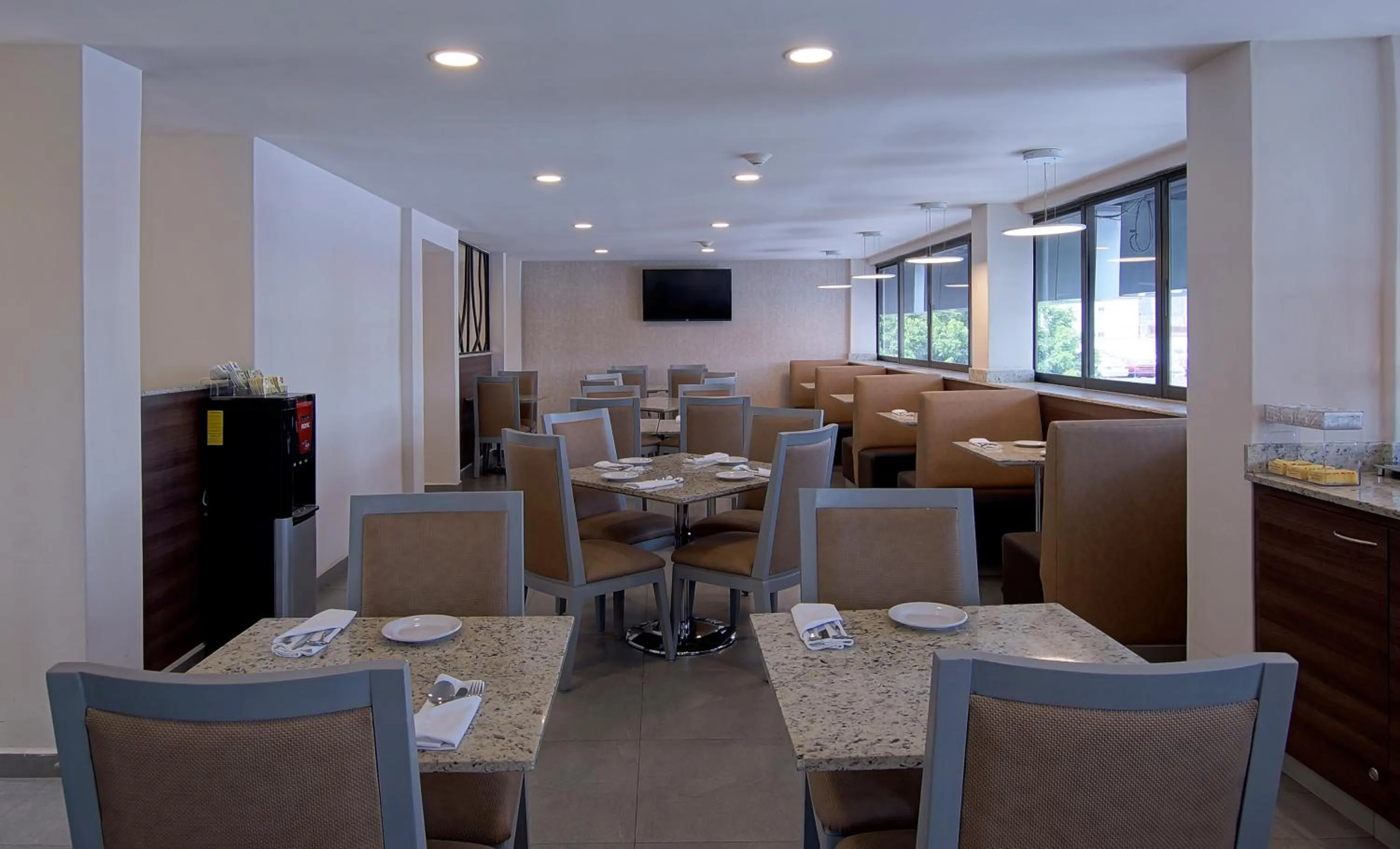 Restaurant/places to eat in Econo Express Hotel