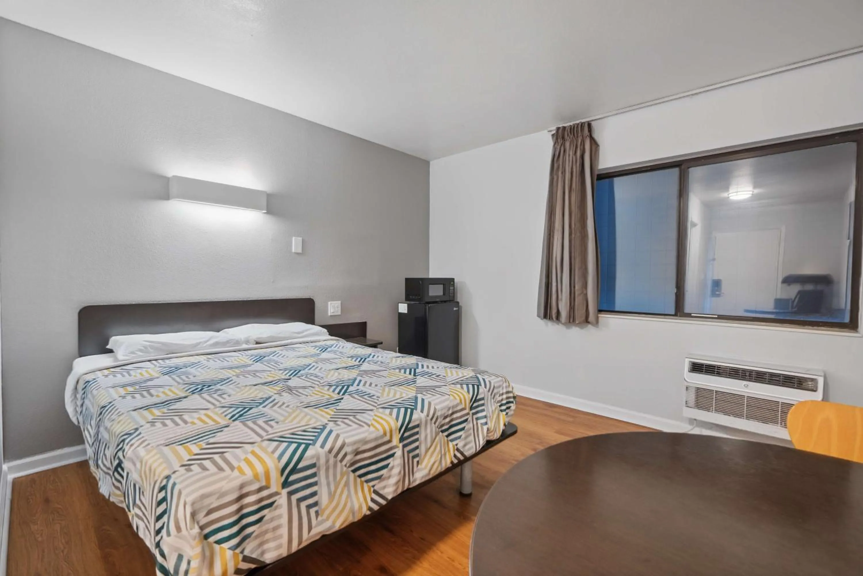 Bedroom, Bed in Motel 6-Normal, IL - Bloomington Area