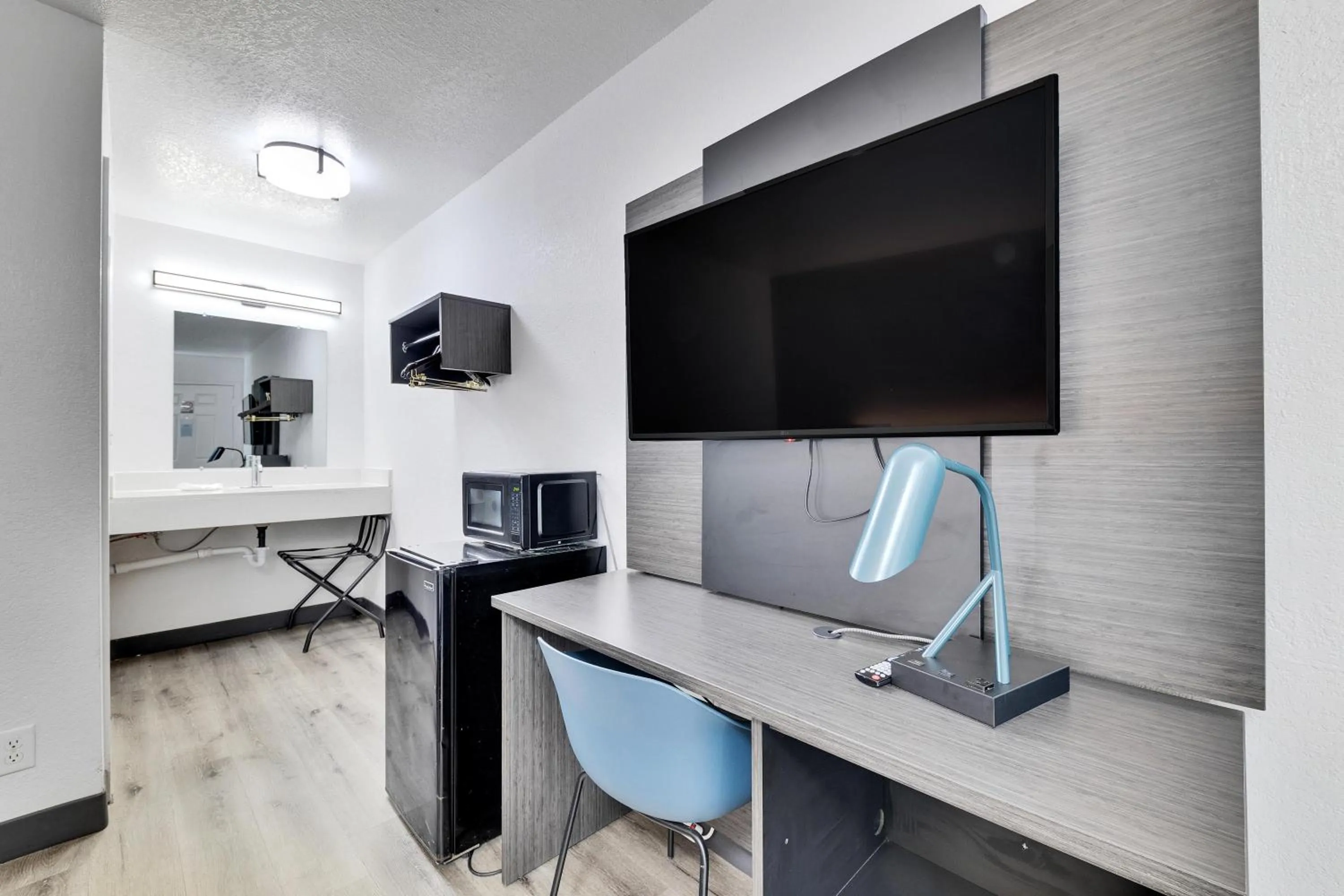 TV and multimedia in Motel 6-Austin, TX - Airport - South
