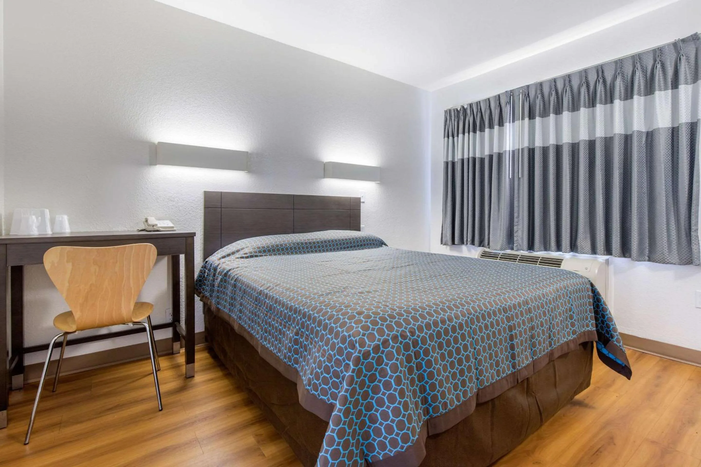 Photo of the whole room, Bed in Rodeway Inn Winston Salem Route 52