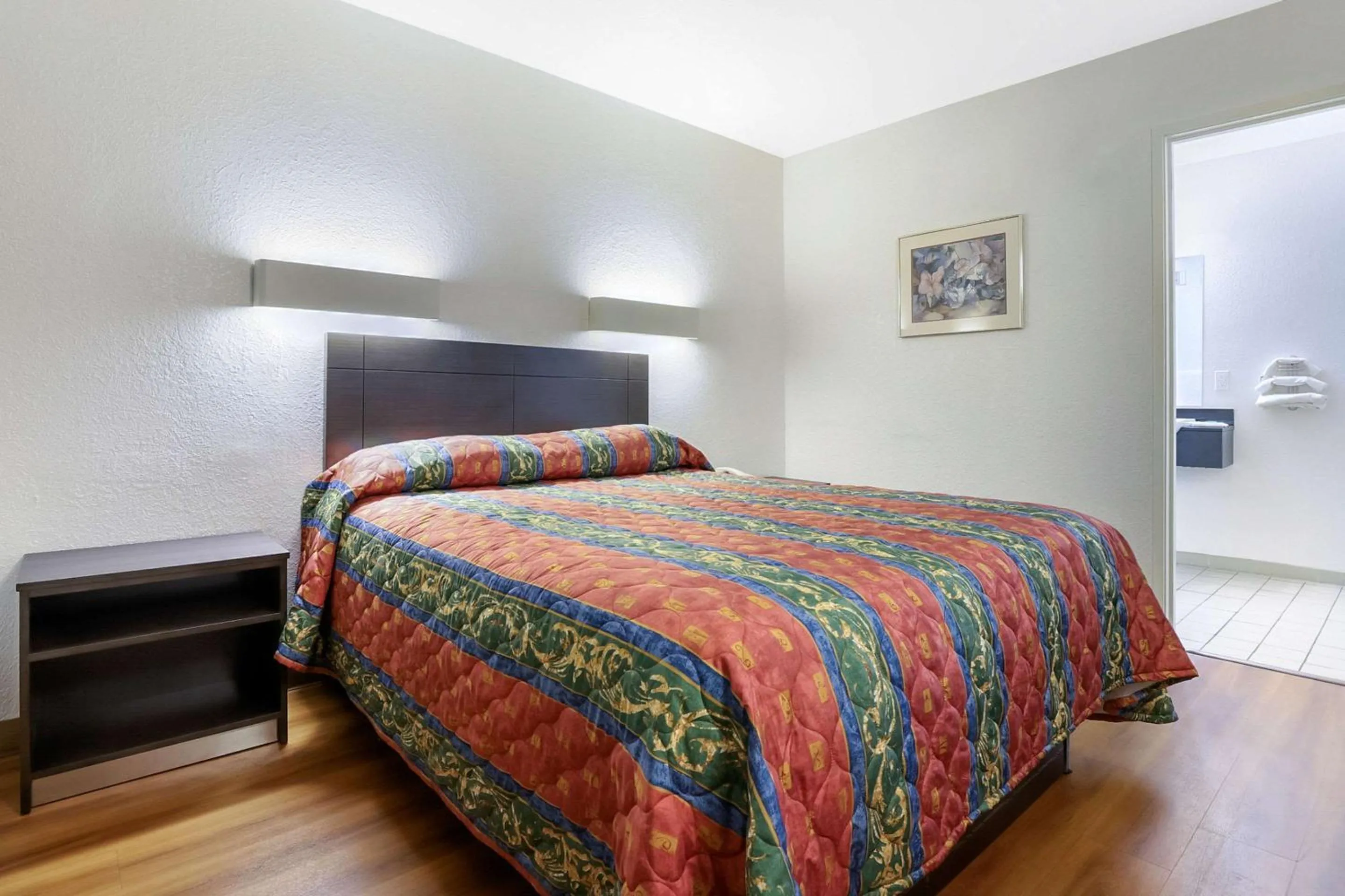 Photo of the whole room, Bed in Rodeway Inn Winston Salem Route 52