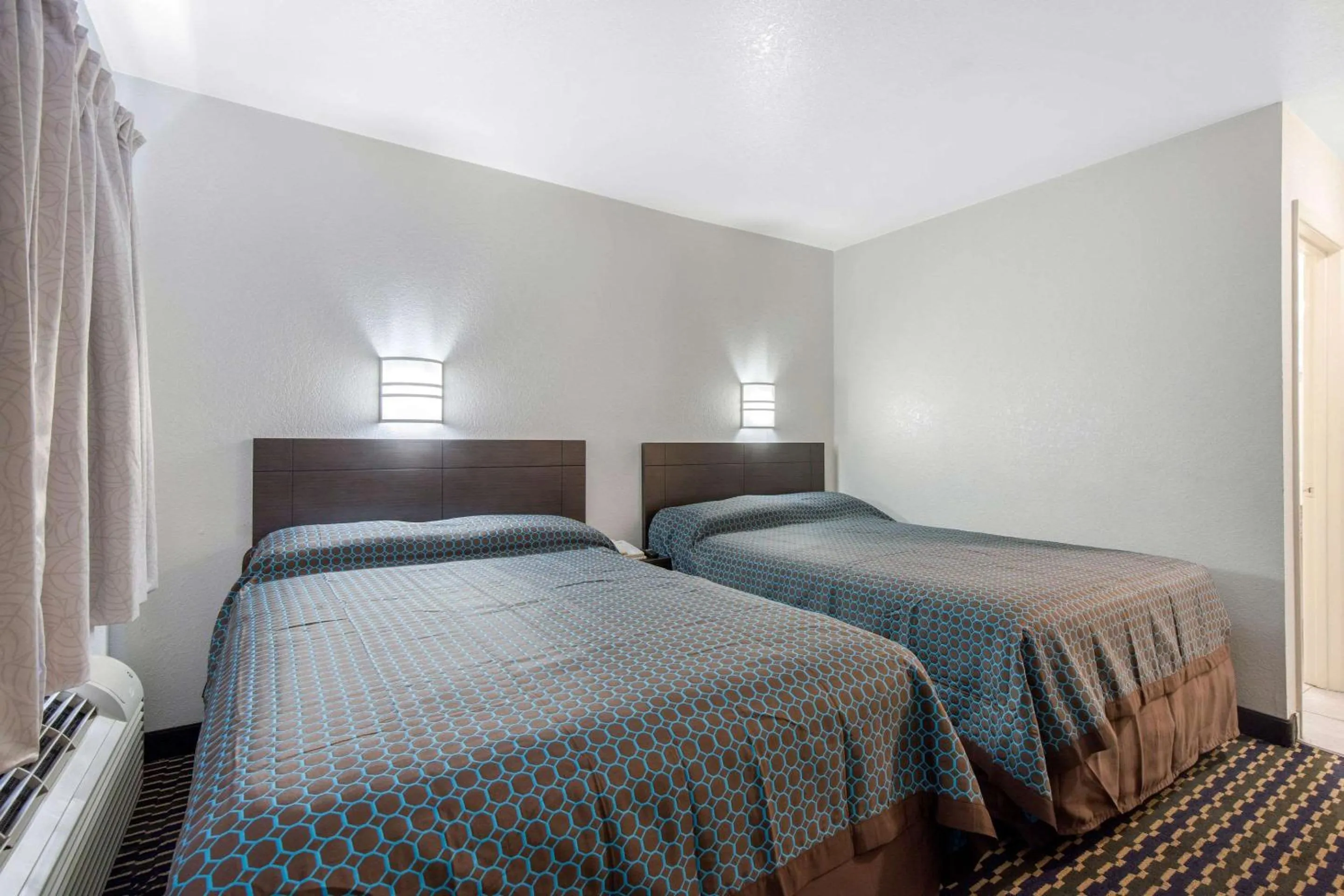 Photo of the whole room, Bed in Rodeway Inn Winston Salem Route 52