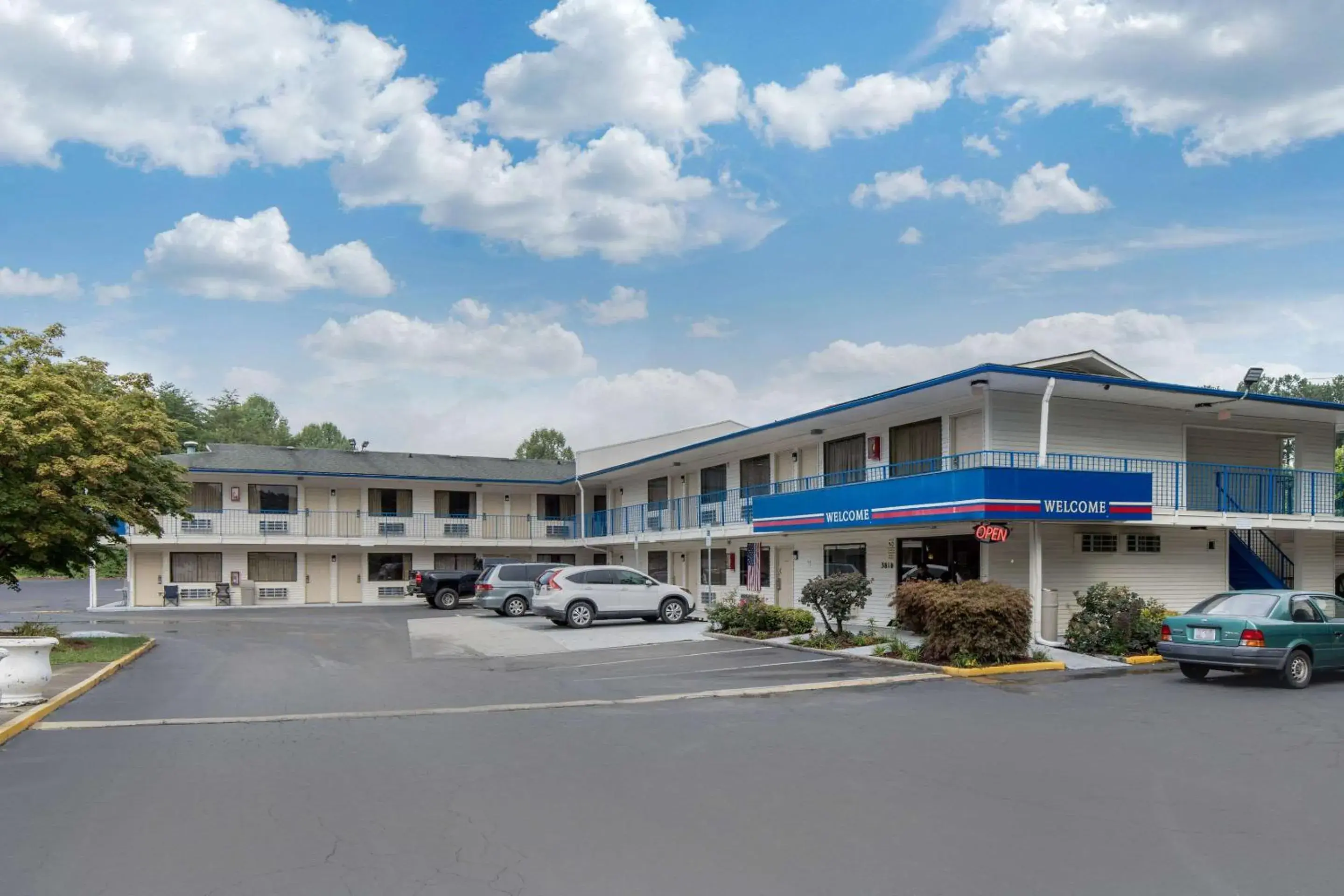 Property building in Rodeway Inn Winston Salem Route 52 Property building in Rodeway Inn Winston Salem Route 52