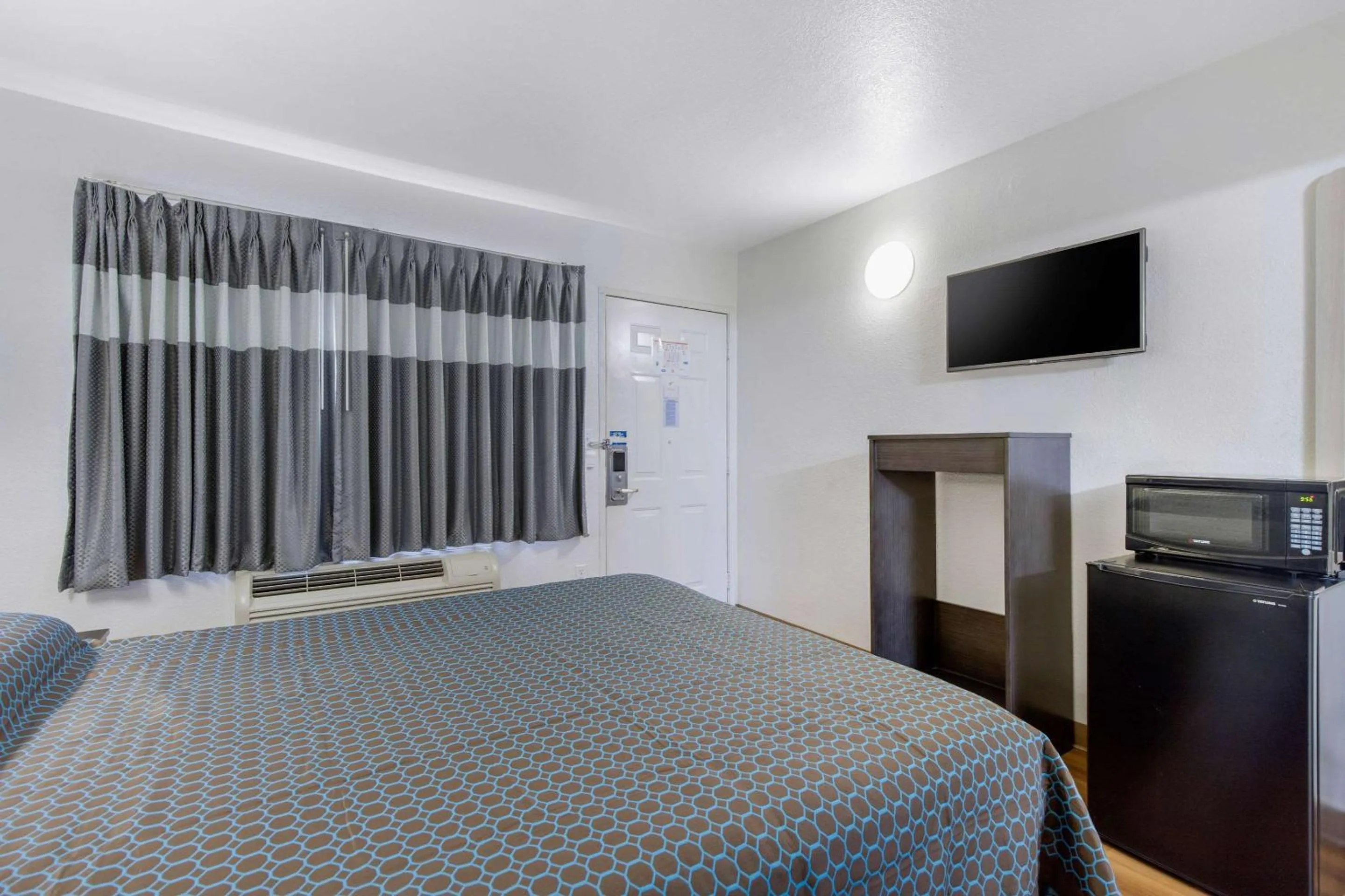 Photo of the whole room, Bed in Rodeway Inn Winston Salem Route 52